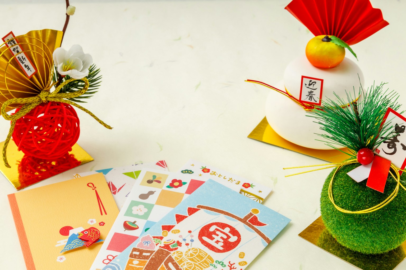 Đồ trang trí cho lễ kỷ niệm Tết Nguyên Đán bao gồm đồ trang trí và thiệp chúc mừng