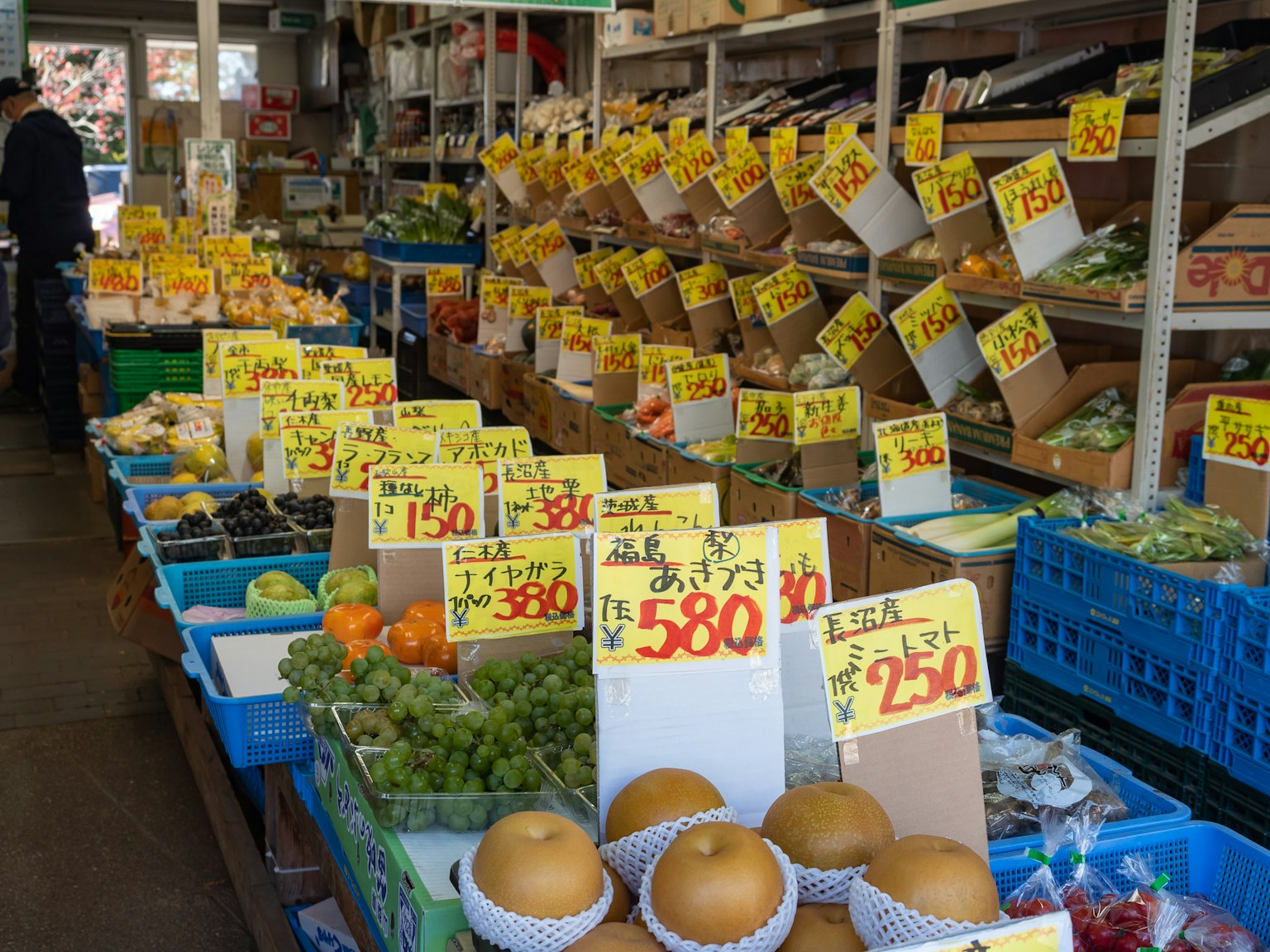 Innenansicht eines Marktes mit Obst und Gemüse ausgelegt gelbe Preisschilder sichtbar