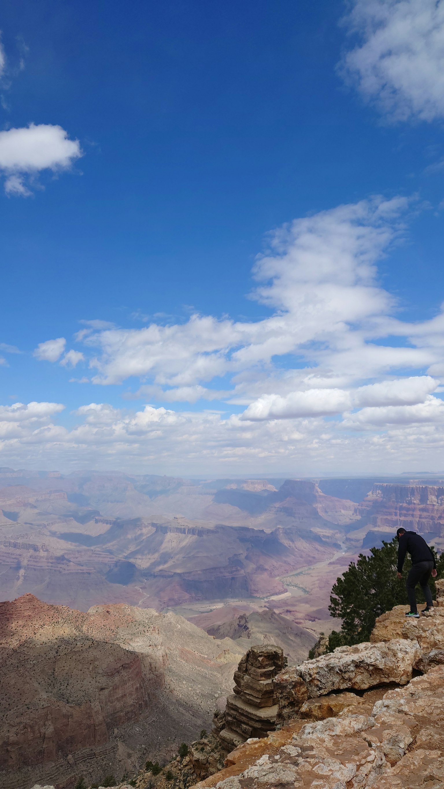 Vue majestueuse du Grand Canyon avec un ciel bleu
