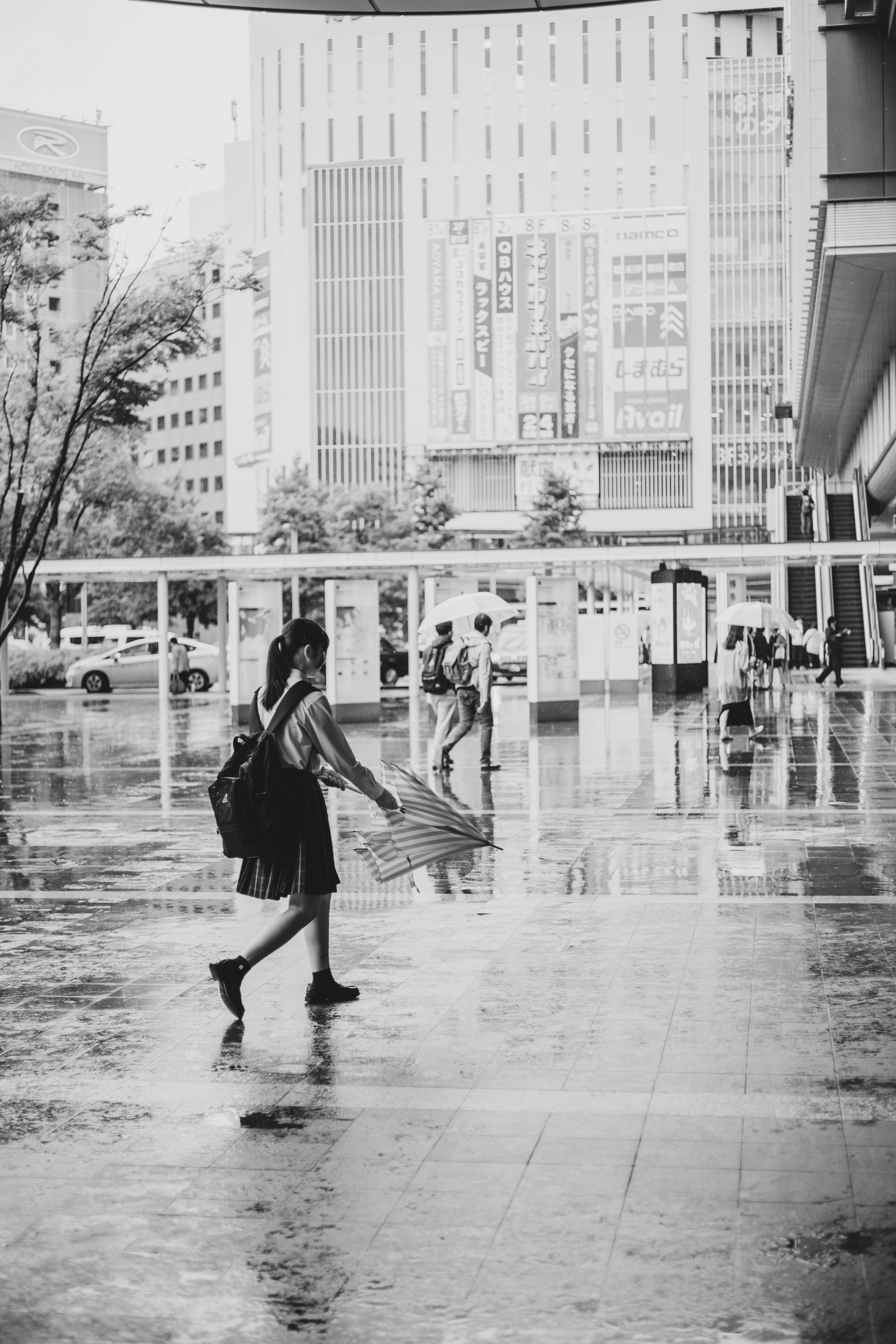 在雨中撐傘的女人黑白照片城市背景