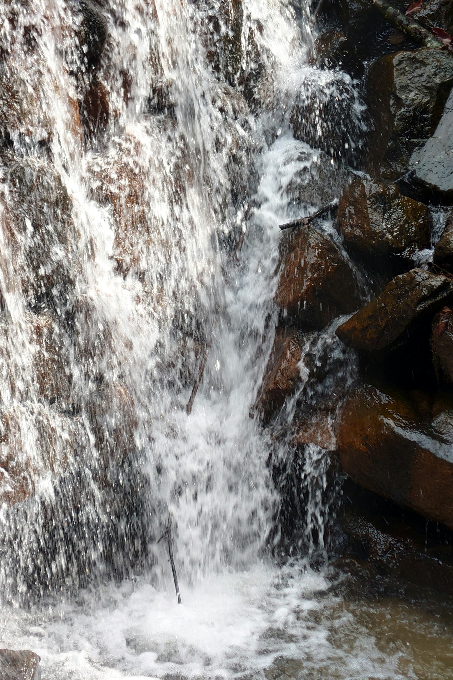 Air terjun mengalir di atas batu