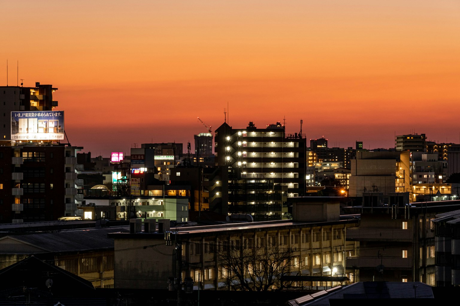Paysage urbain au coucher du soleil avec des gratte-ciel illuminés