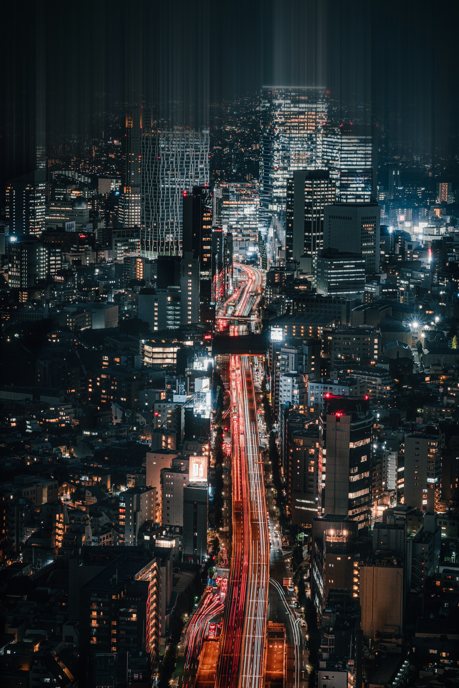 東京夜景，照亮的道路和建築物