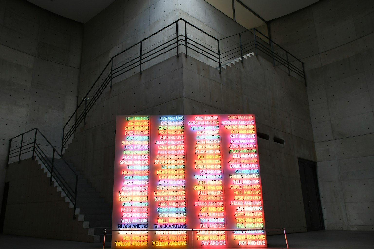 Installation artistique lumineuse colorée dans l'intérieur d'un musée moderne avec des murs en béton