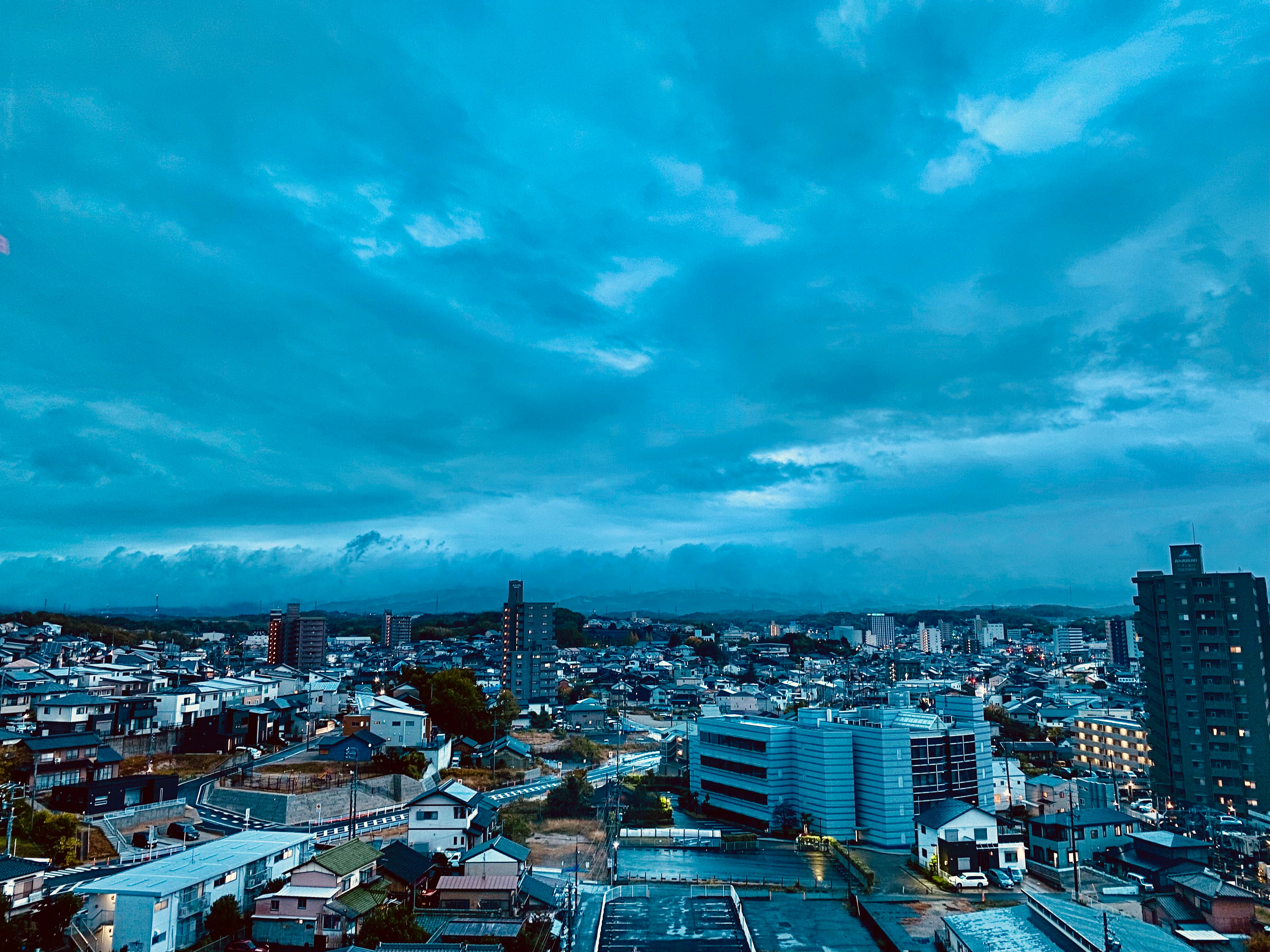 川沿いに広がる街並みと高層ビルのある都市風景