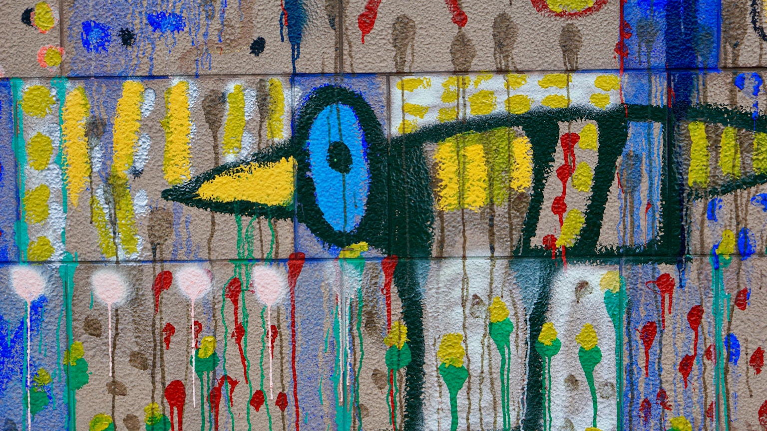 Peinture abstraite d'un oiseau avec des yeux bleus et un bec jaune sur un fond coloré