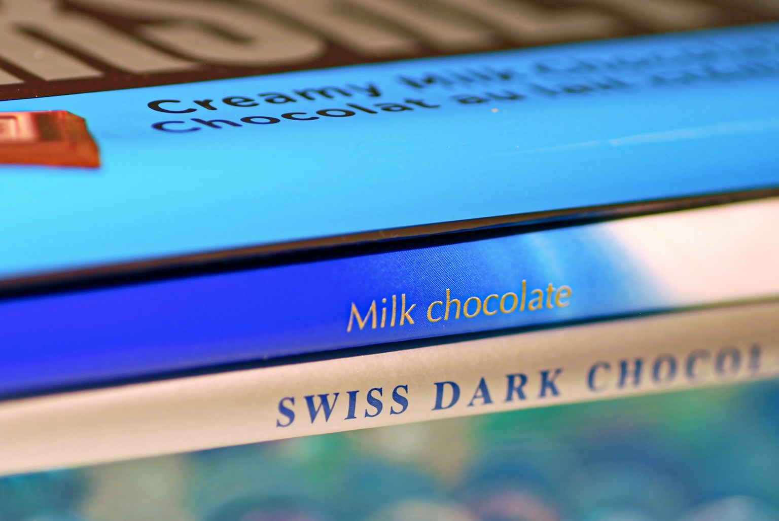 Nahaufnahme von Milchschokolade und Schweizer Zartbitterschokolade Verpackung mit blauen Farben
