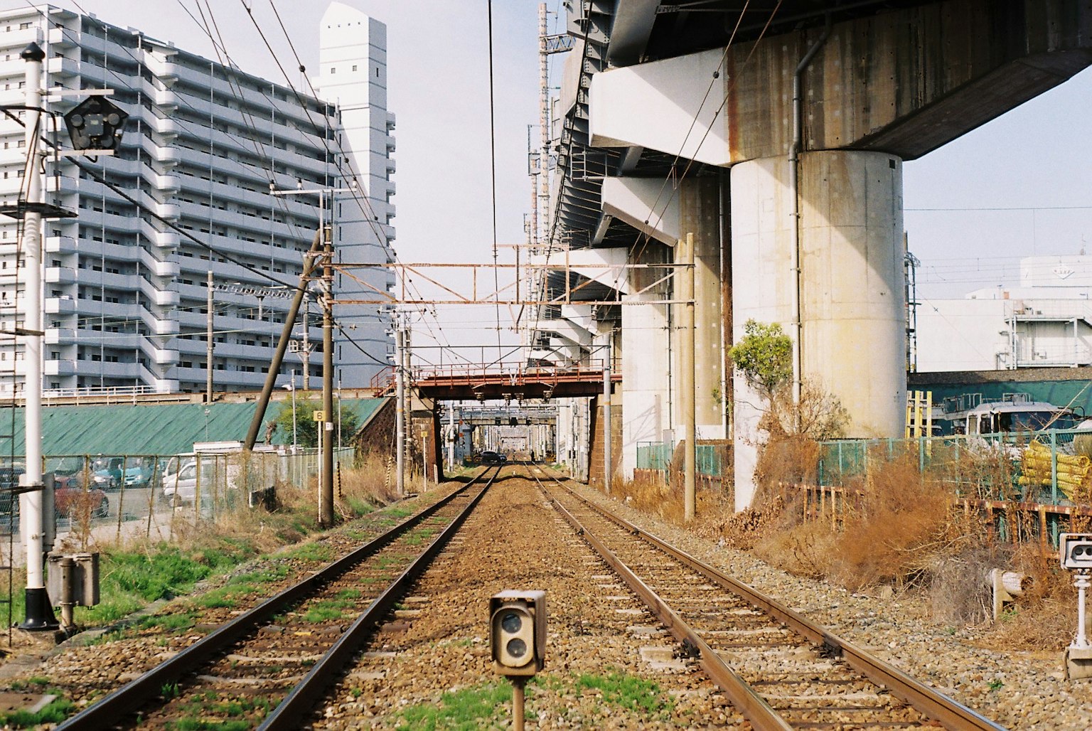 鉄道の線路と高架橋が見える都市の風景