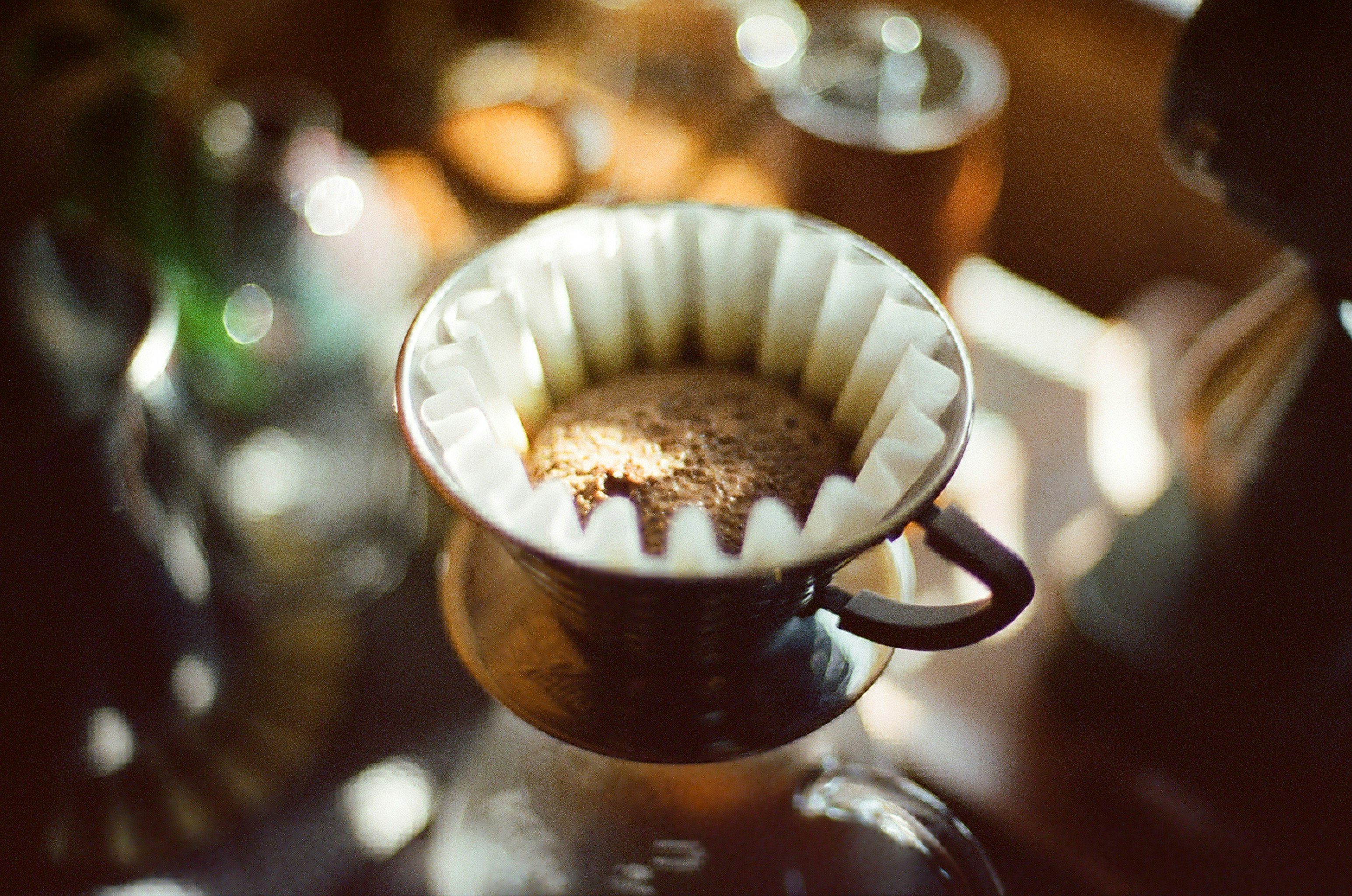 コーヒーのドリッパーに粉が落ちる抽出シーン