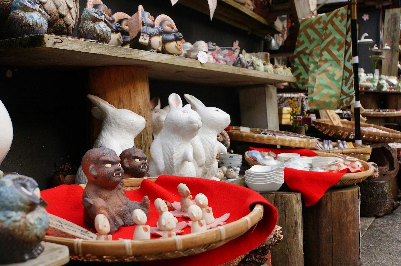 Una escena de mercado con conejos de cerámica y figuras de animales en exhibición