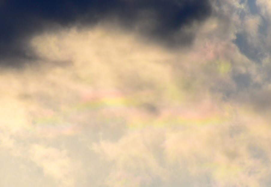 淡い虹の彩雲と雲の空