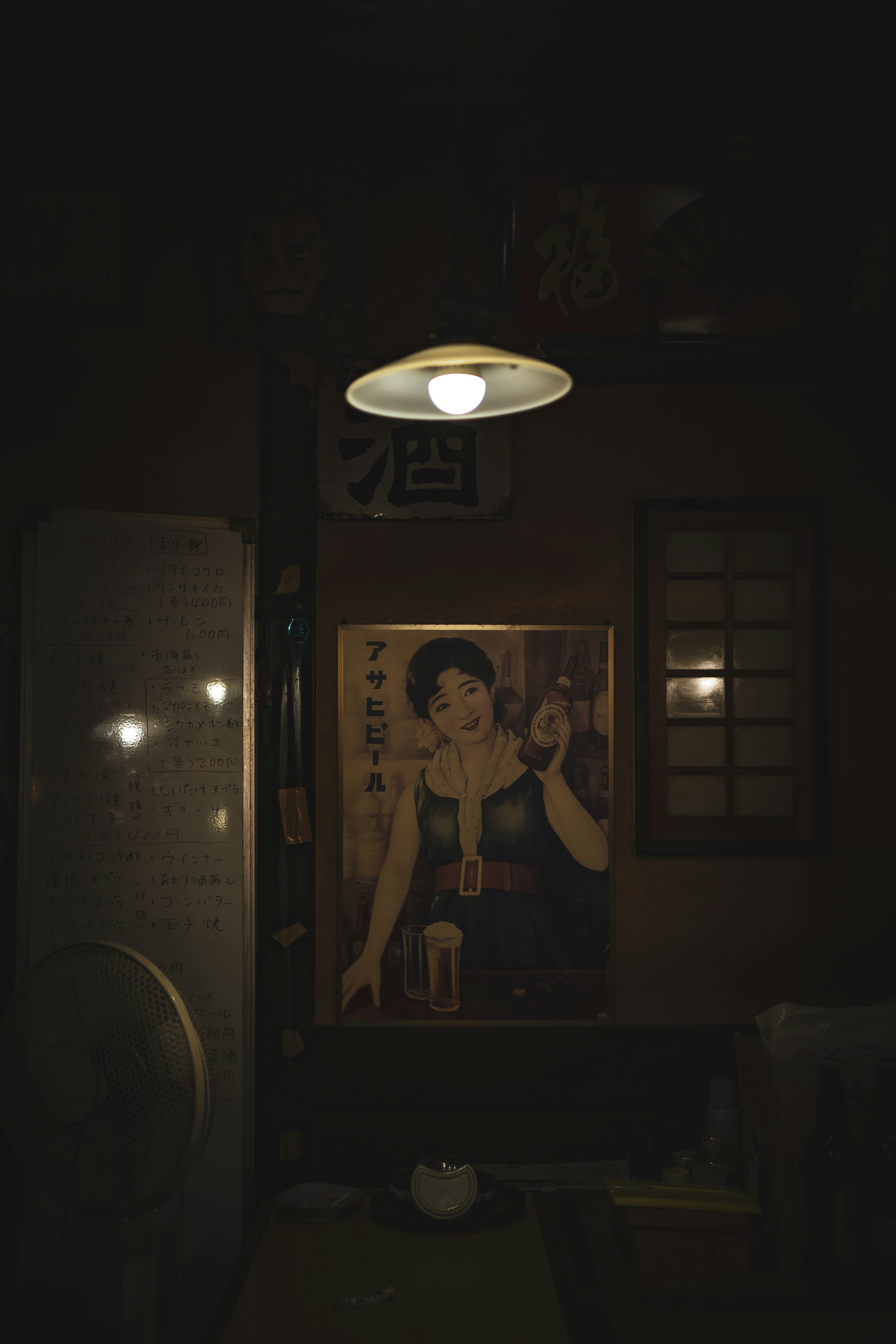 提灯の灯りのある路地の居酒屋の外観