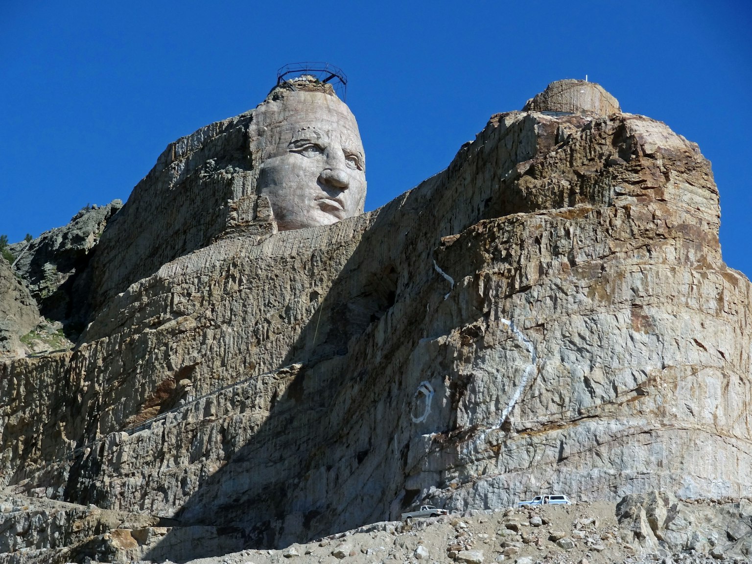 Una grande scultura di volto su una montagna rocciosa