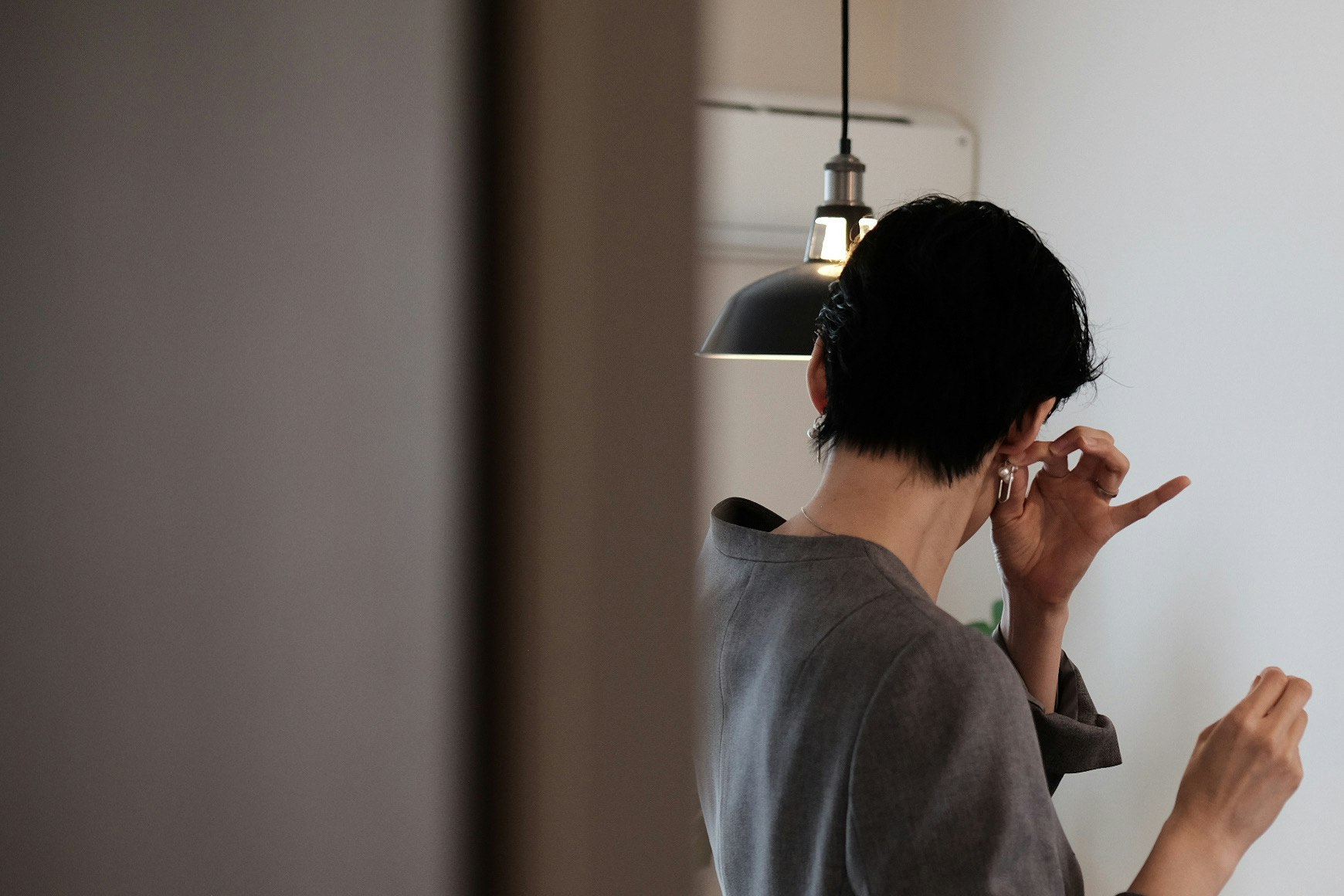 鏡の前で身だしなみを整える人