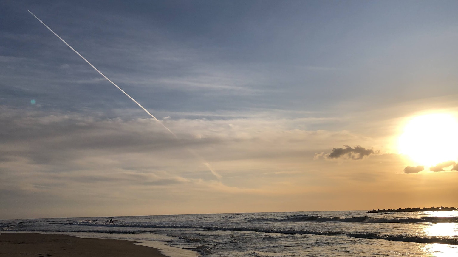美麗的海洋和天空的風景，夕陽的光輝在水面上反射