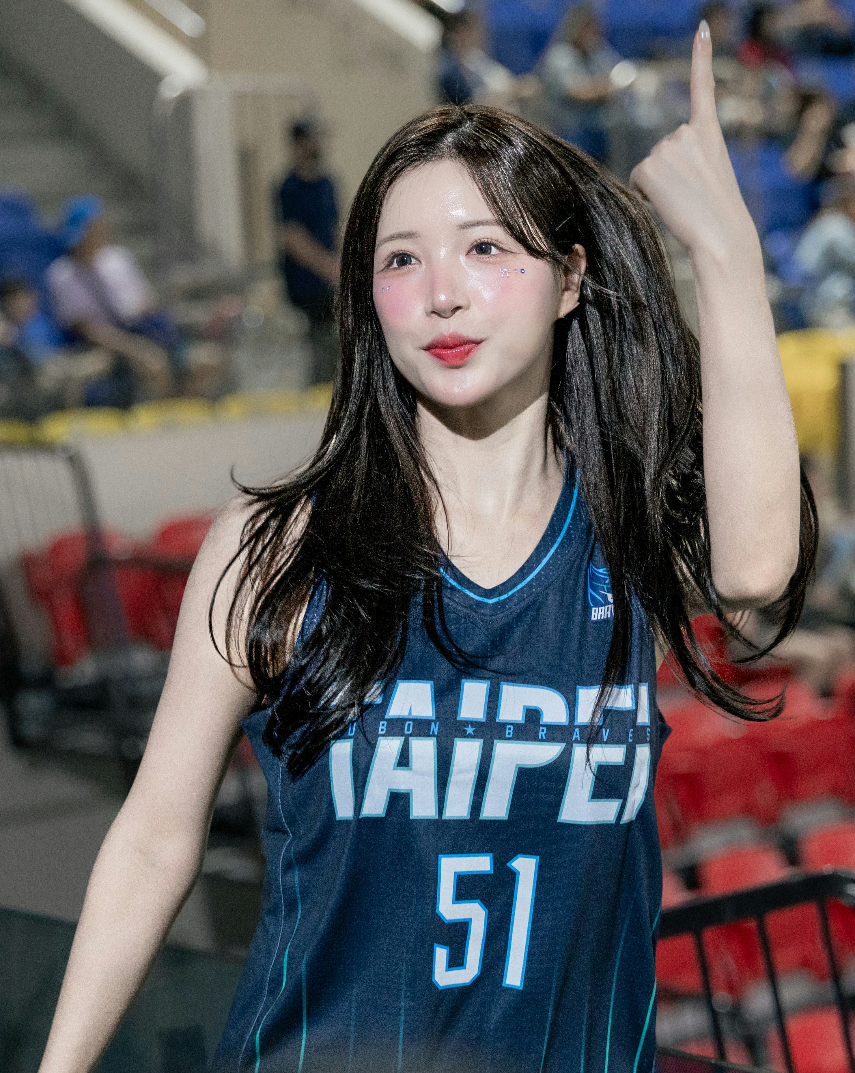 バスケットボール選手のユニフォーム姿でポーズする女性