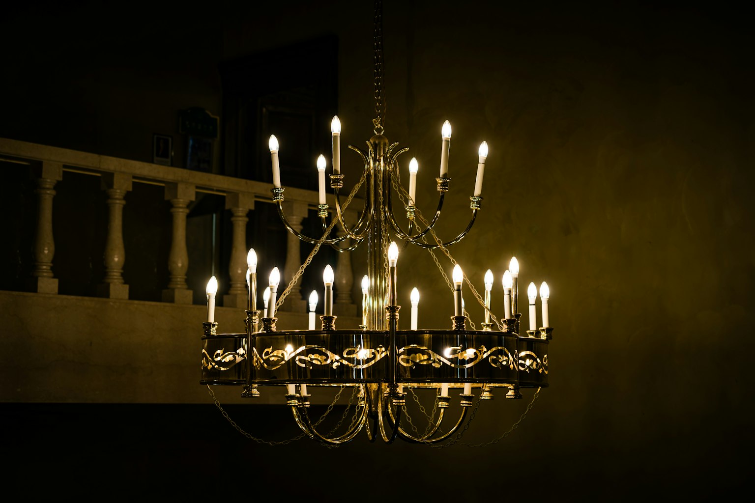 Ein luxuriöser Kronleuchter, der vor einem dunklen Hintergrund leuchtet