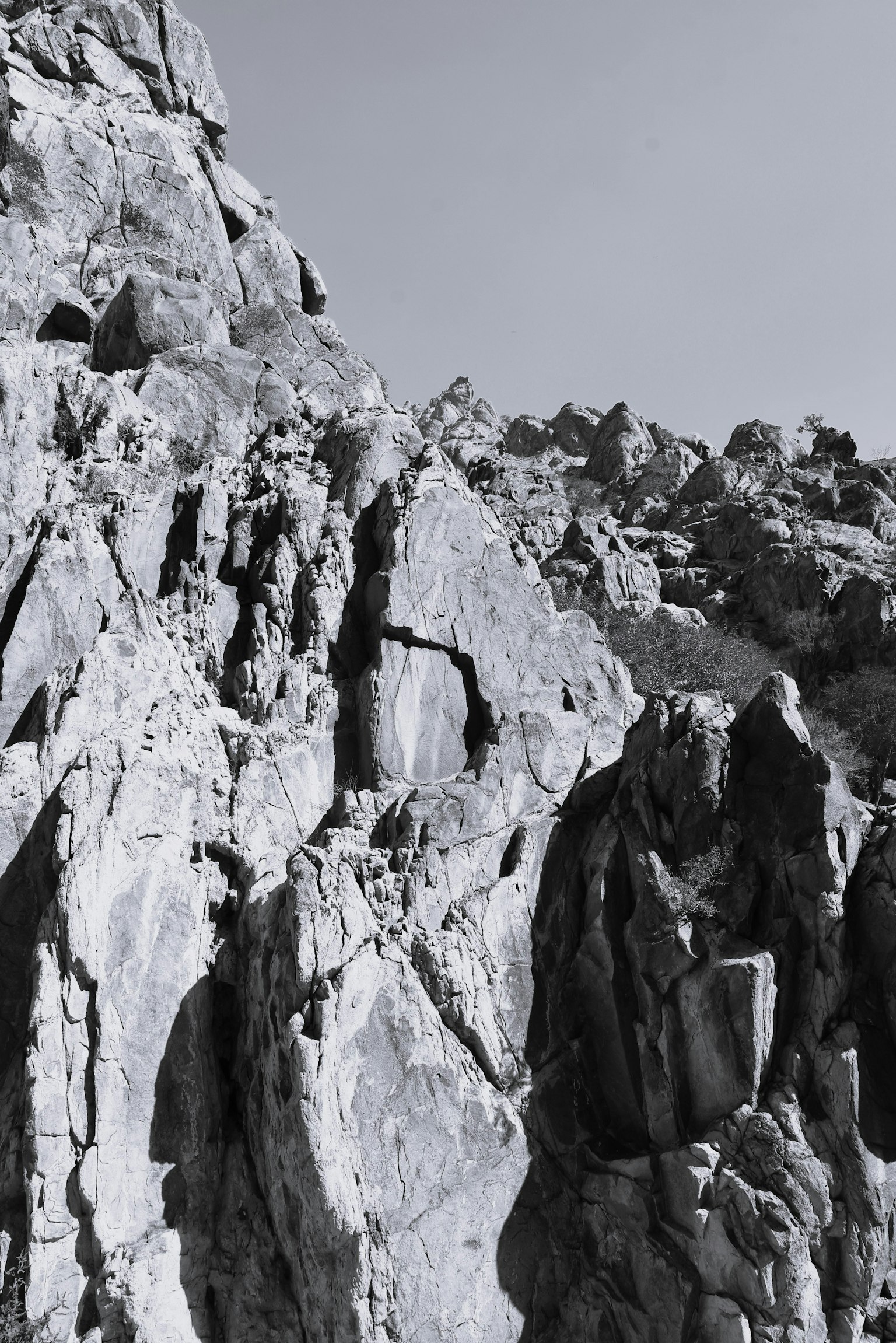 Textura en blanco y negro de un paisaje montañoso rocoso