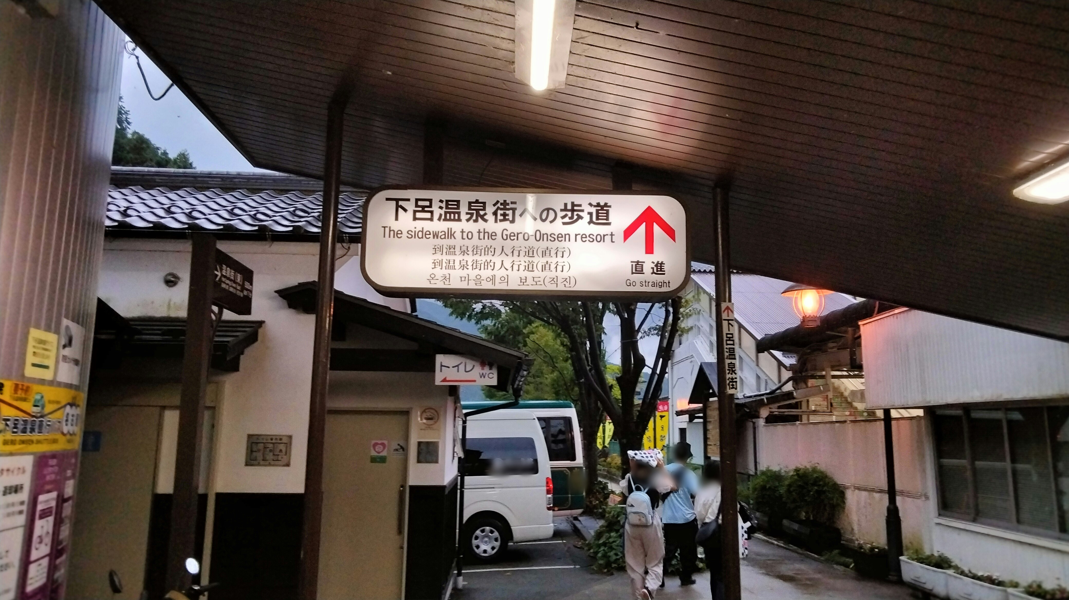 Jalan di kawasan mata air panas dengan papan bertuliskan “Shimoda Onsen Town Walkway”