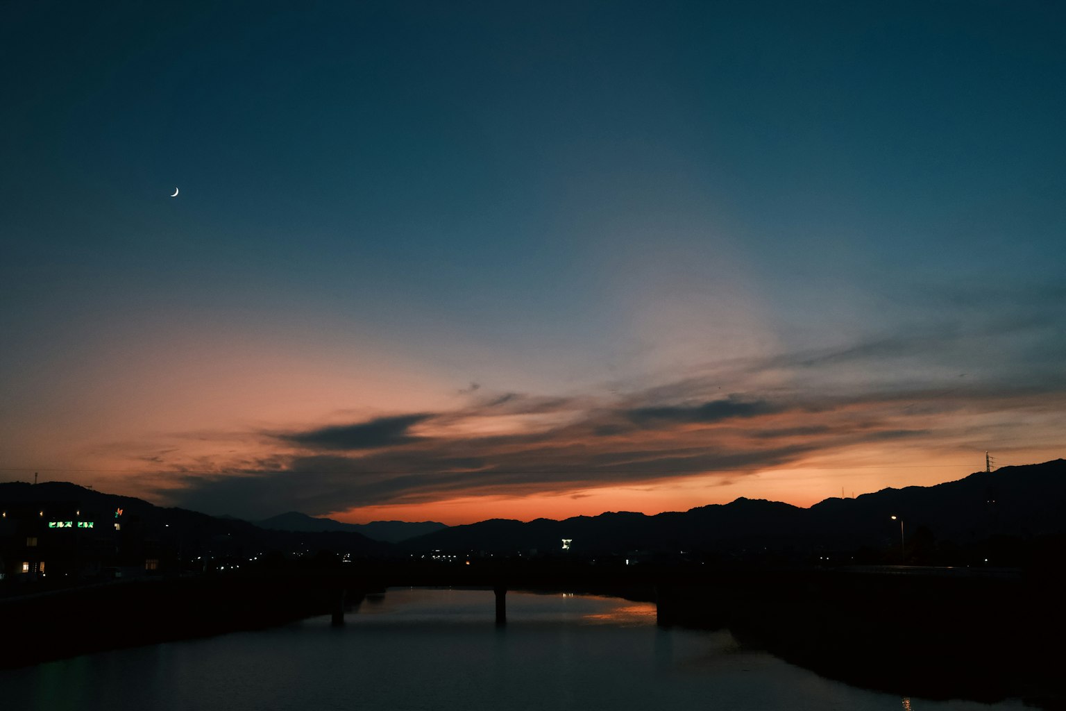 黄昏的河流景观与山脉和夜空中明亮的星星