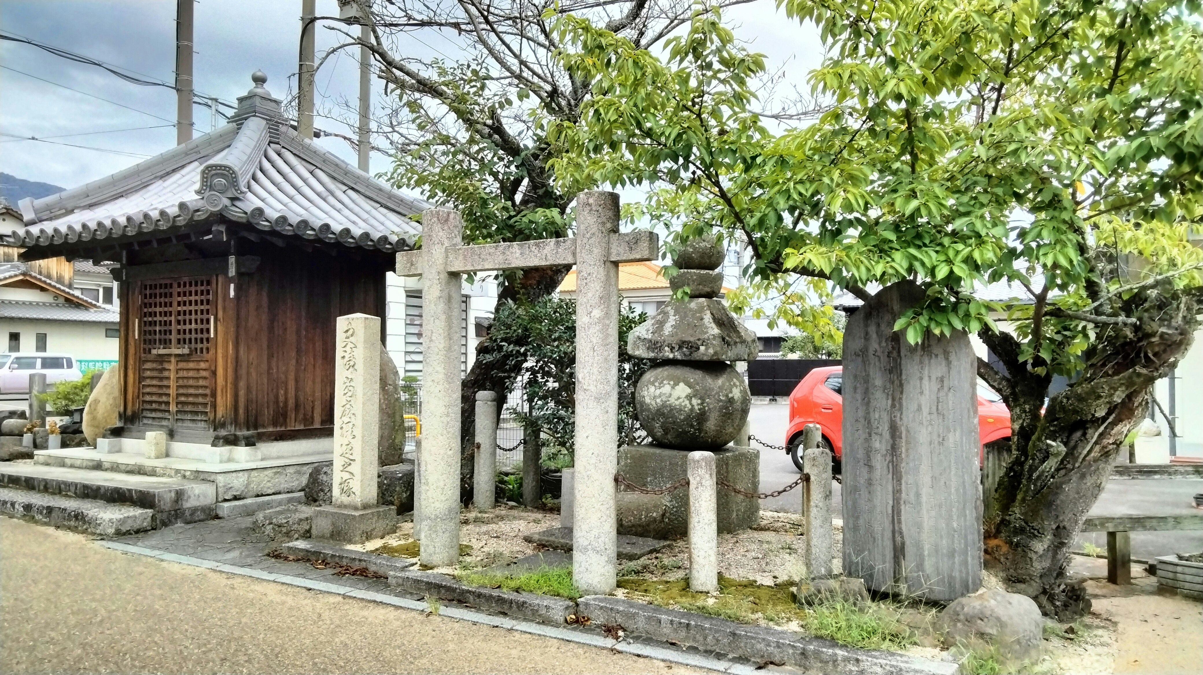 寺廟通道，石質路標與鳥居