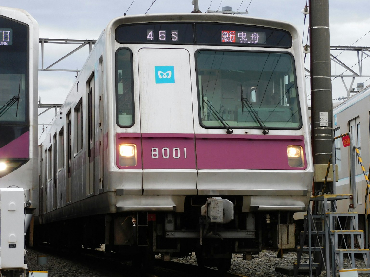 Kereta nomor 8001 di stasiun dengan rute 455