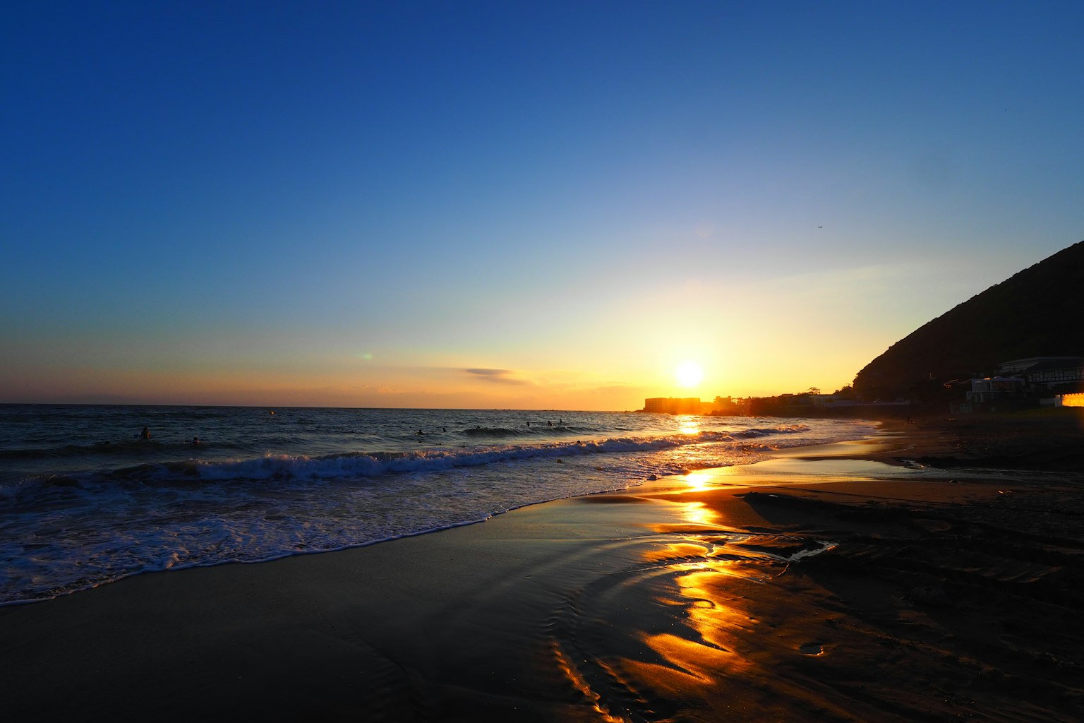 美丽的海滩日落，海浪拍打在岸边