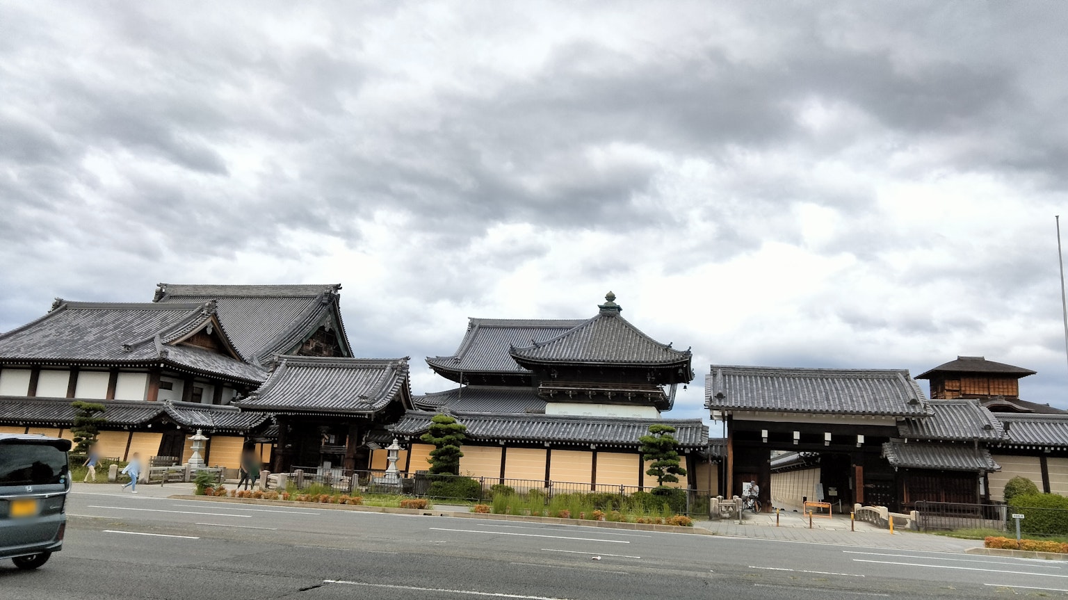 Arsitektur kuil Jepang tradisional dengan awan abu-abu