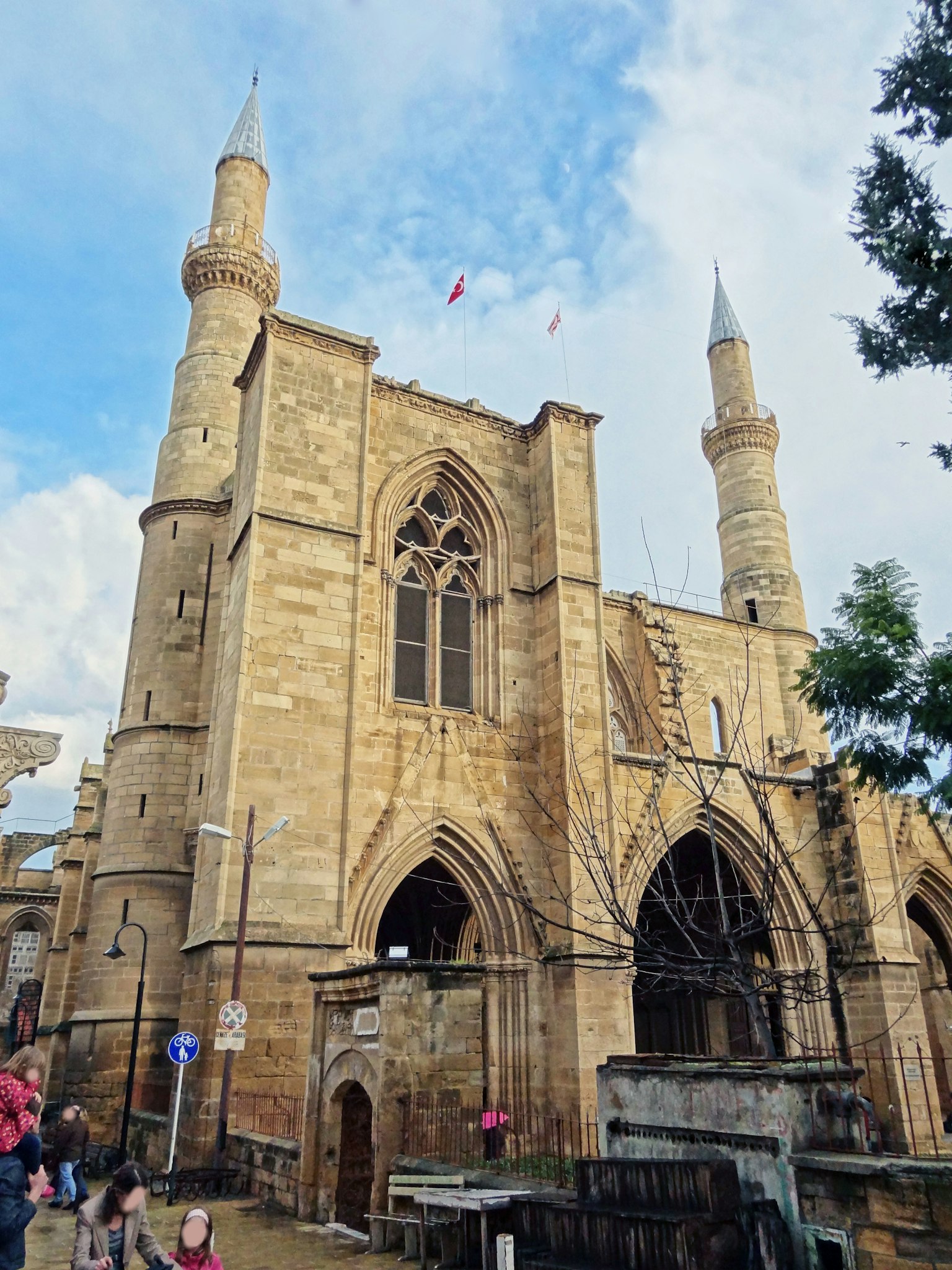 Vue extérieure d'une église historique en pierre avec des flèches