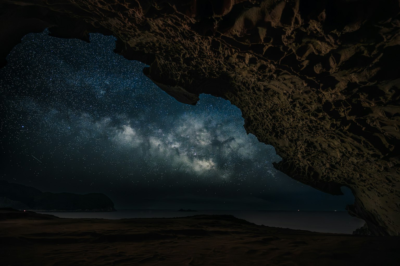 Vue magnifique de la galaxie dans le ciel nocturne depuis l'intérieur d'une grotte
