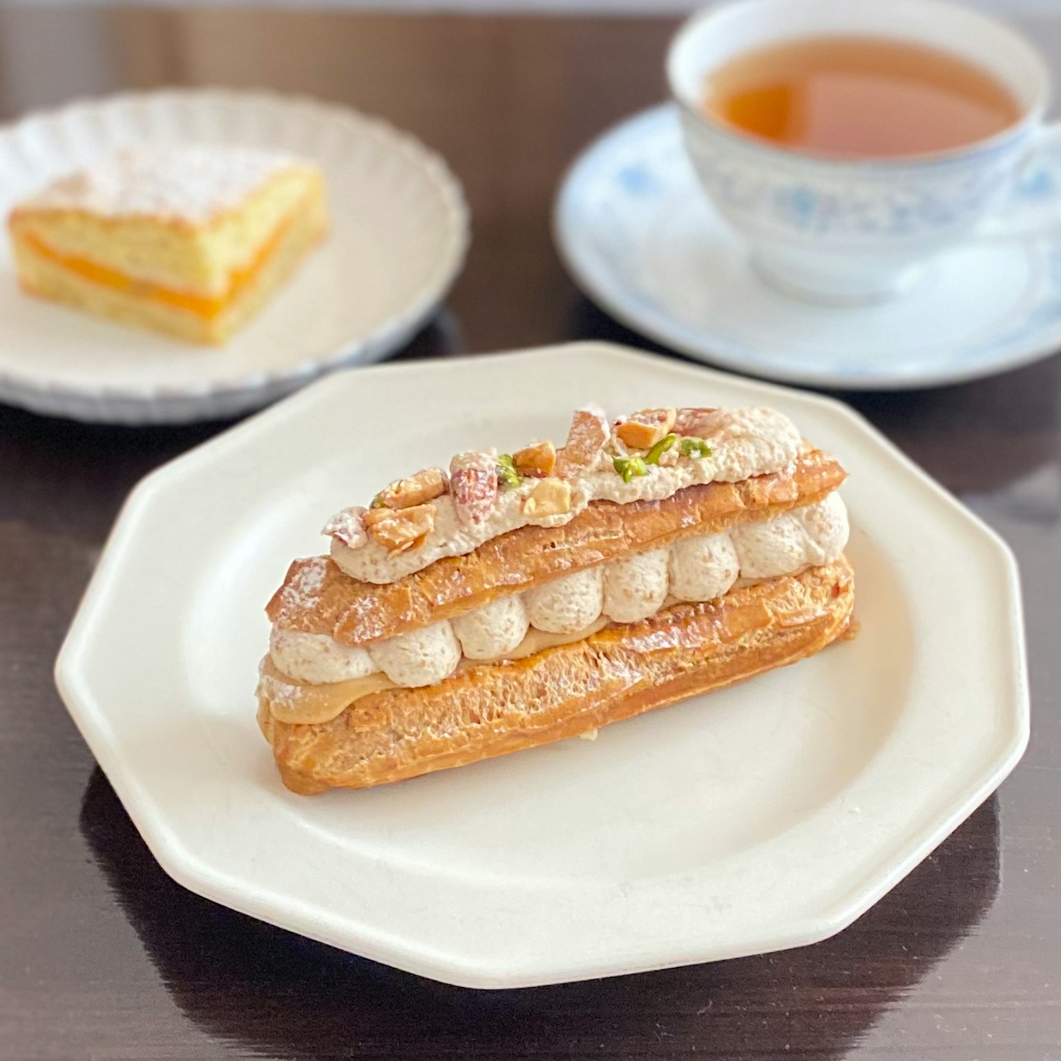 奶油填充的泡芙配茶和一片蛋糕