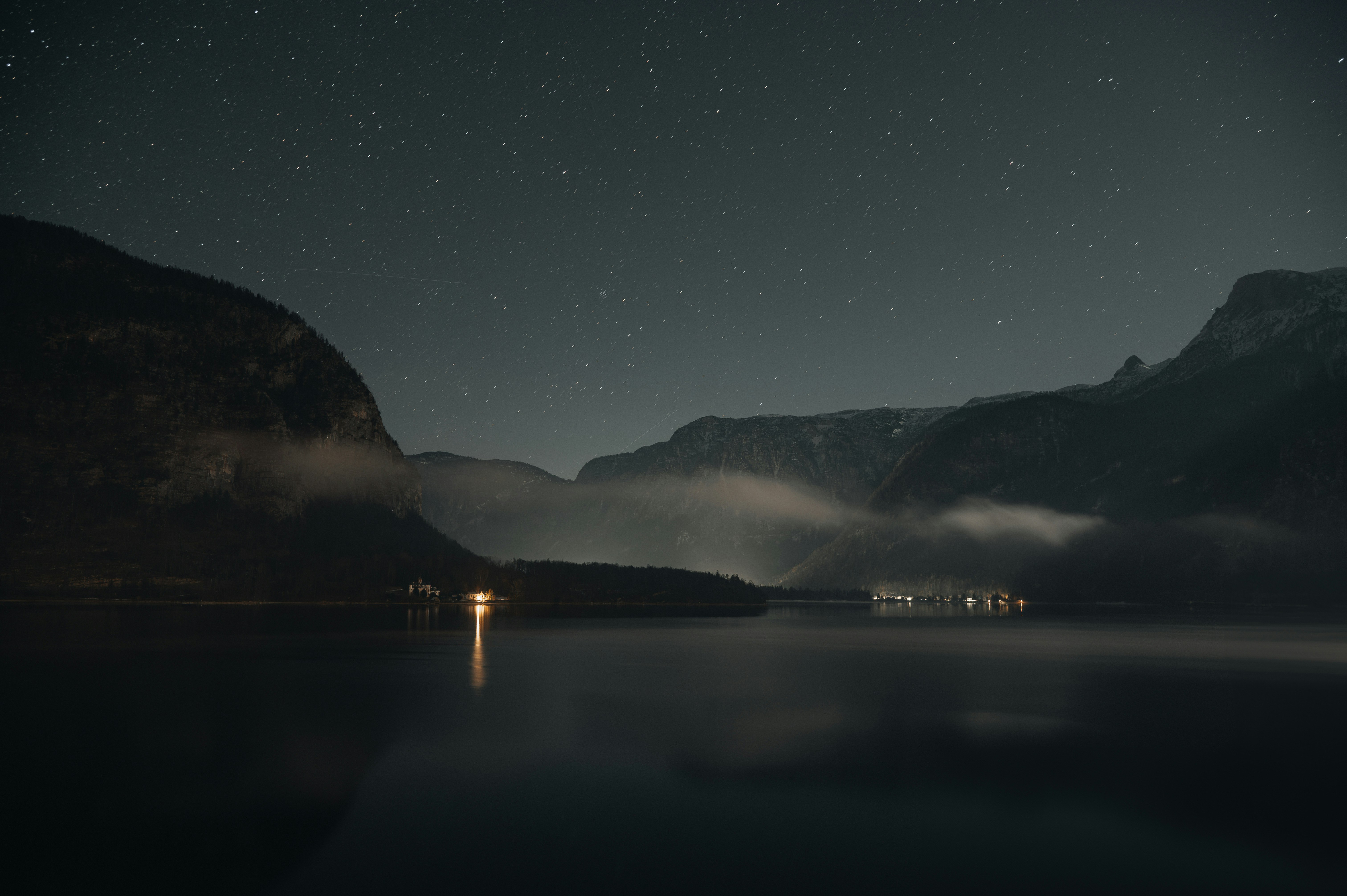 湖畔の夜景に星空が広がるハルシュタットの風景
