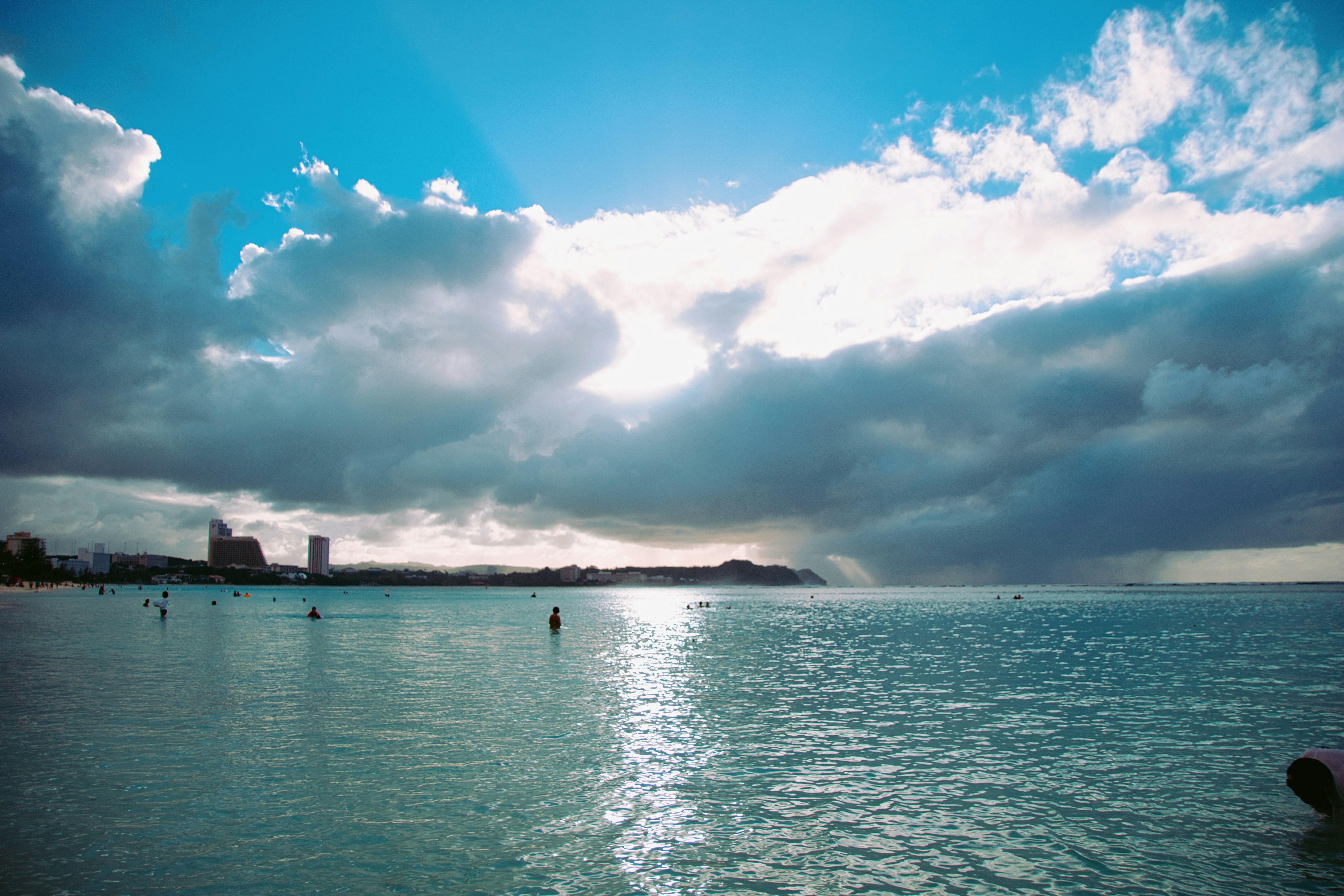 青い空の下で水平線まで続く海と波のある海岸風景