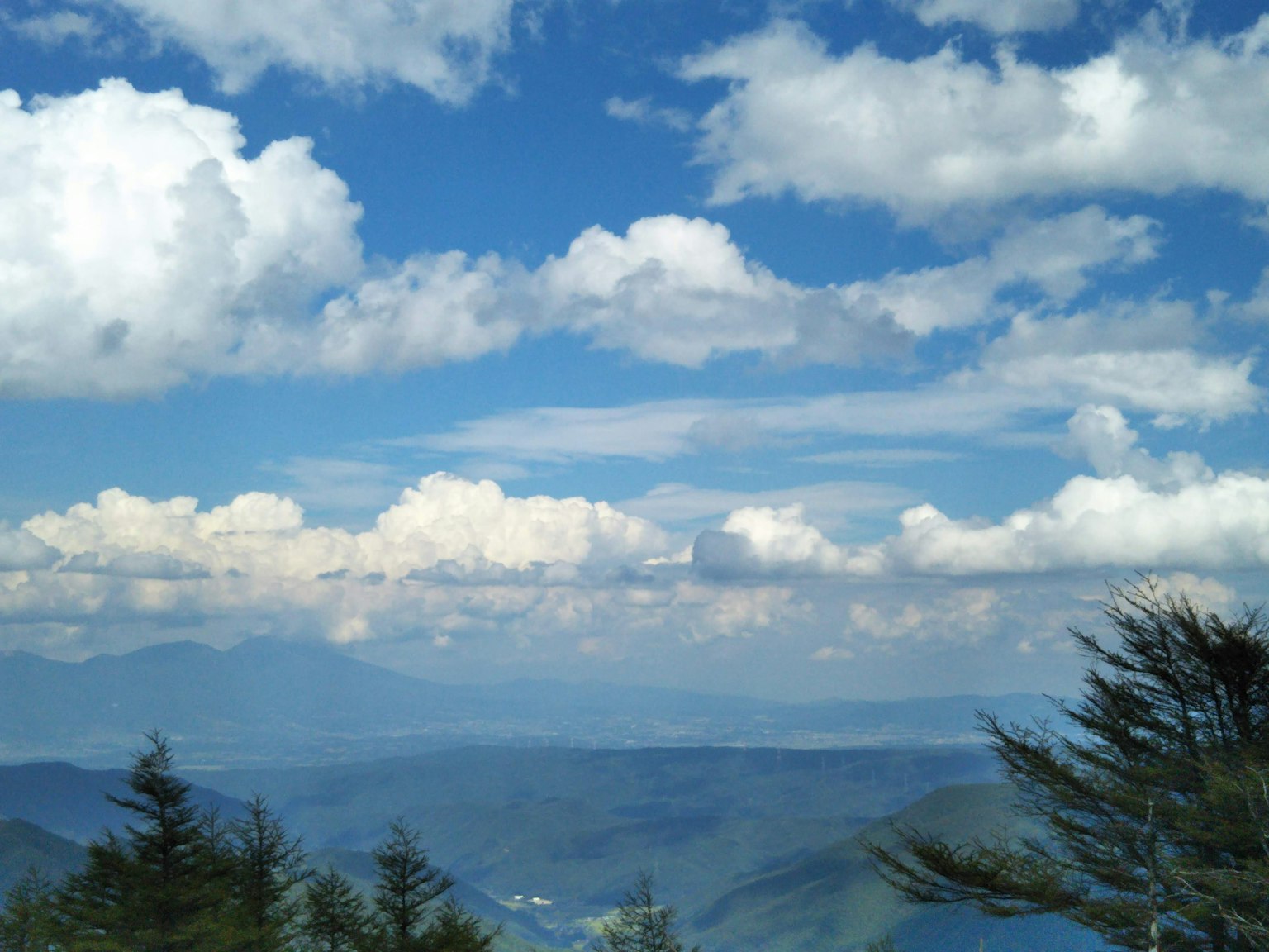 Paesaggio montano con cielo blu e nuvole bianche soffici