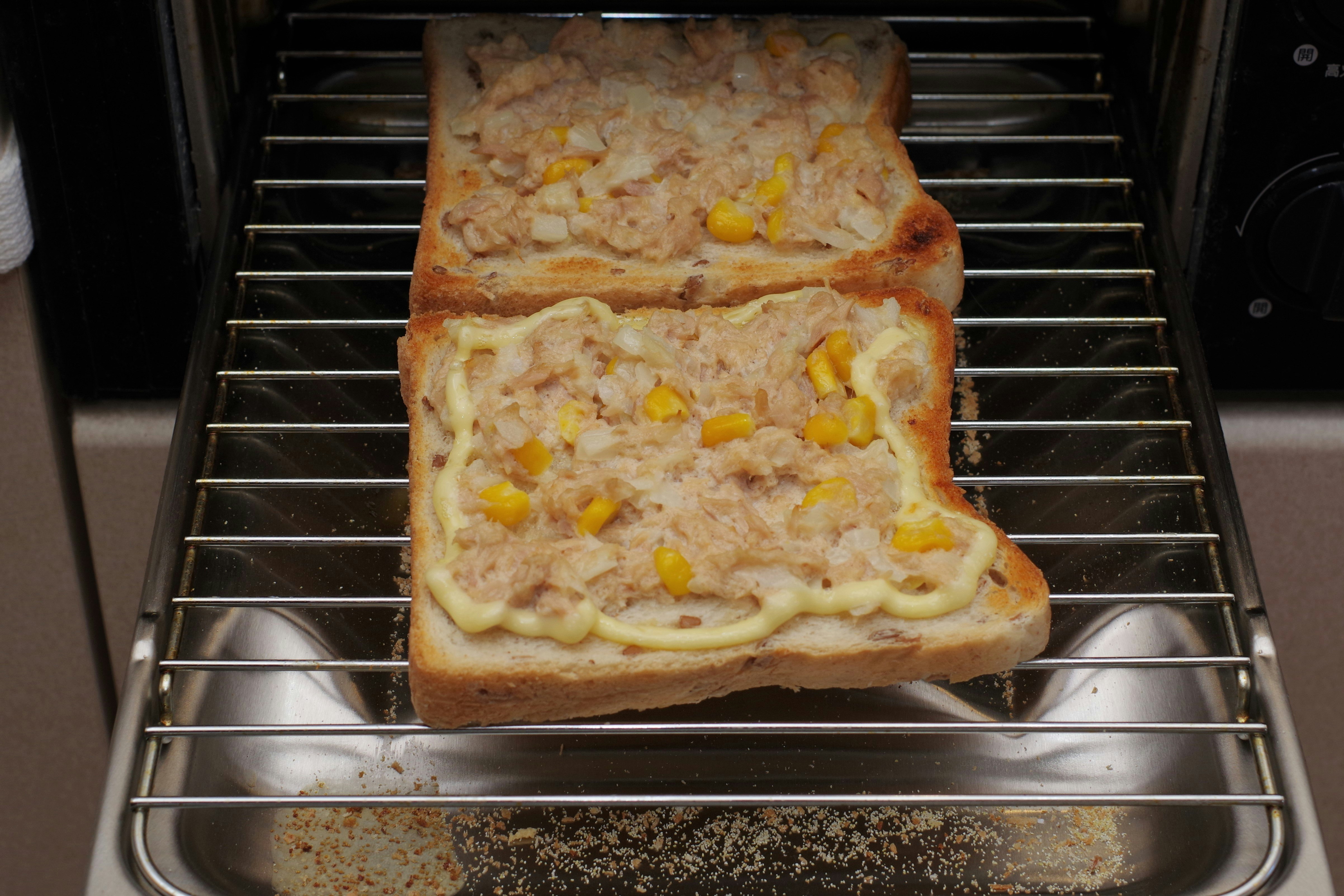 オーブンで焼かれるコーン入りトースト