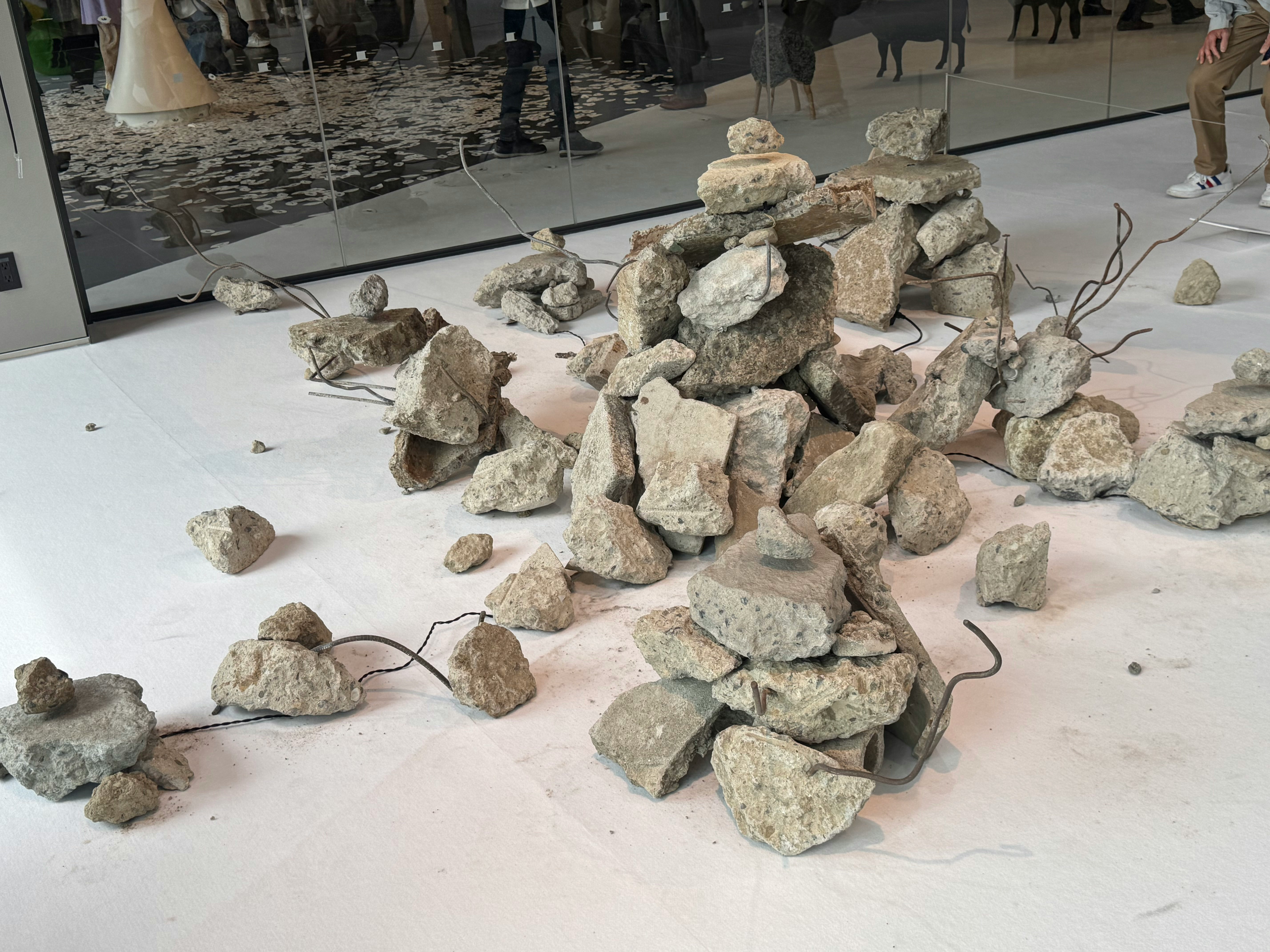 白い展示床に積まれた岩石サンプルのある展示空間