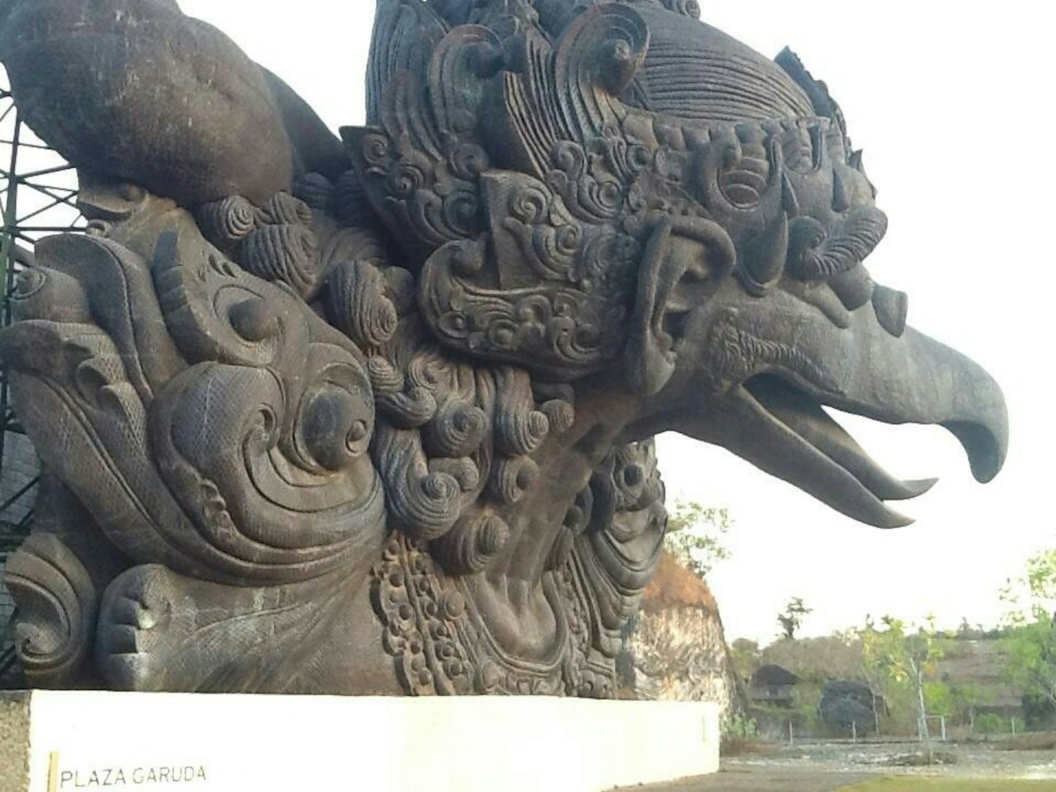 발리에서 복잡한 세부 사항을 보여주는 가루다 조각의 측면 보기