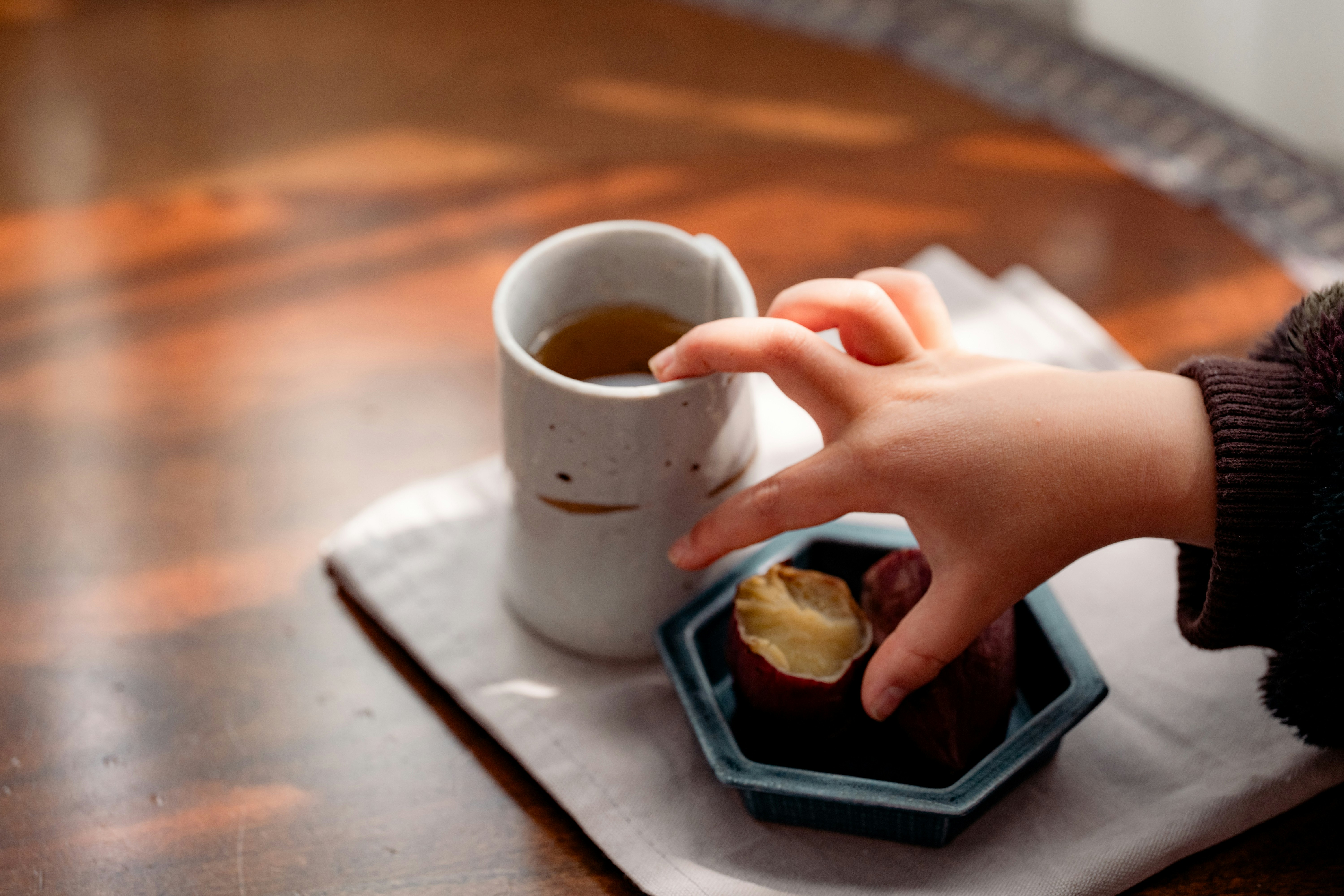 mani che versano il caffè su una colazione su un tavolo da caffè