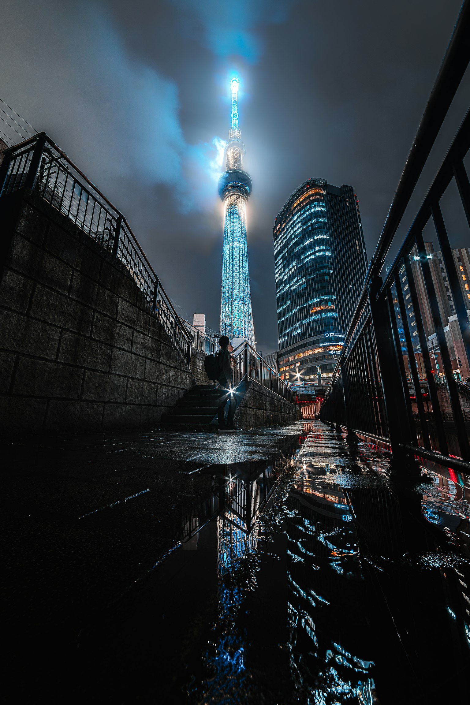 ทิวทัศน์ยามค่ำคืนของ Tokyo Skytree พร้อมการสะท้อนในเมือง