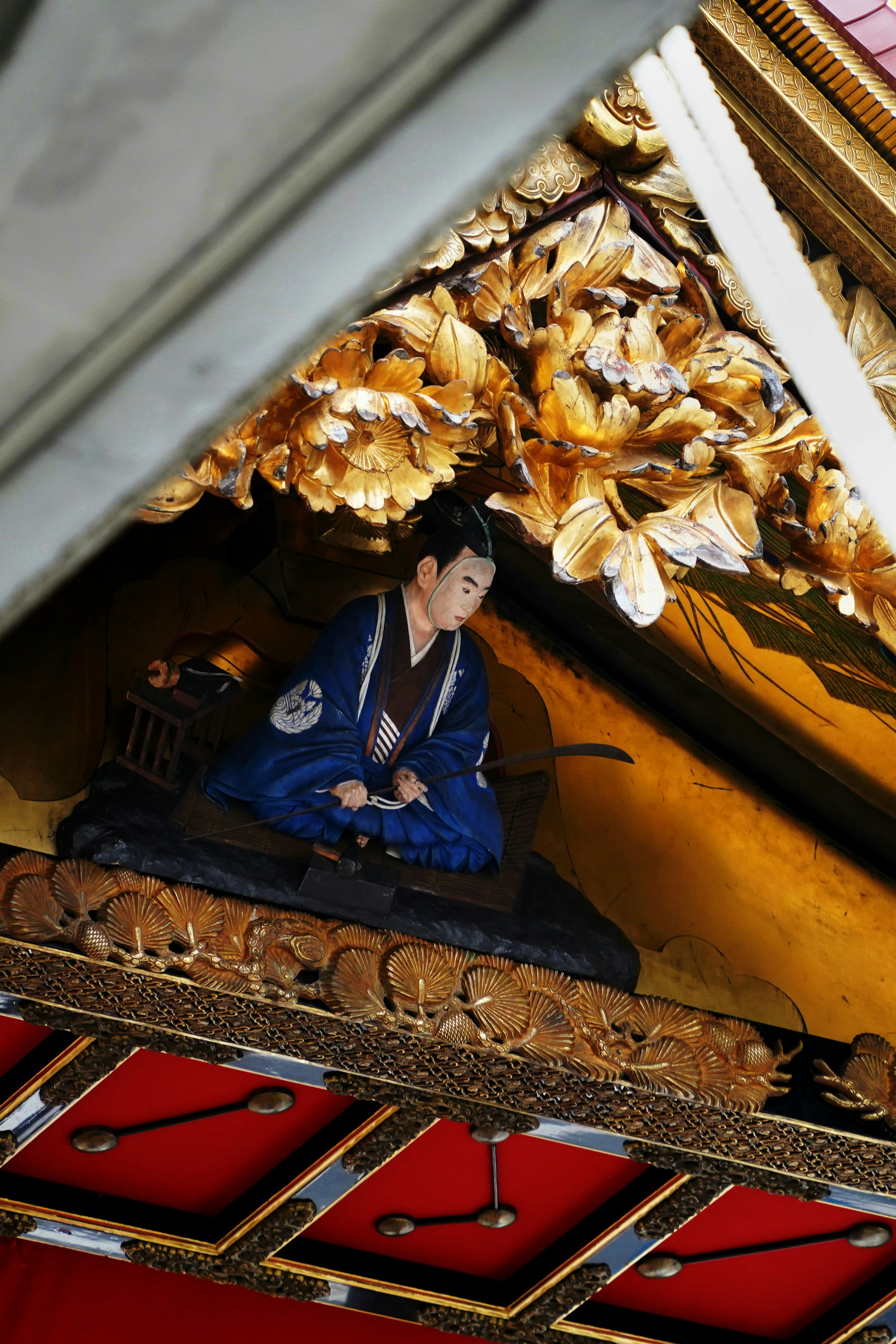 祇園祭の長刀鉾の屋台飾りと人形