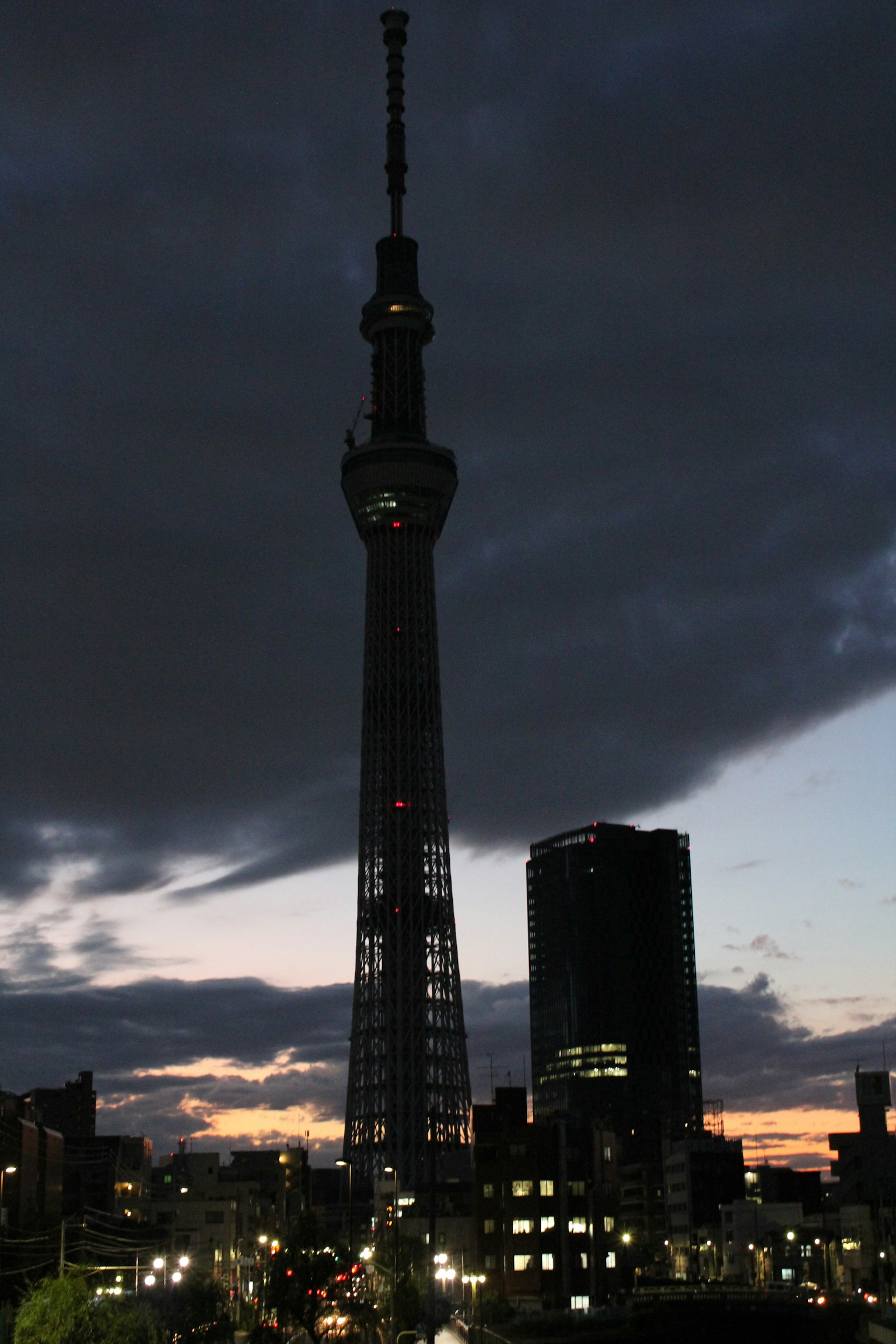Silhouette des Tokyo Skytree vor einem Dämmerungshimmel