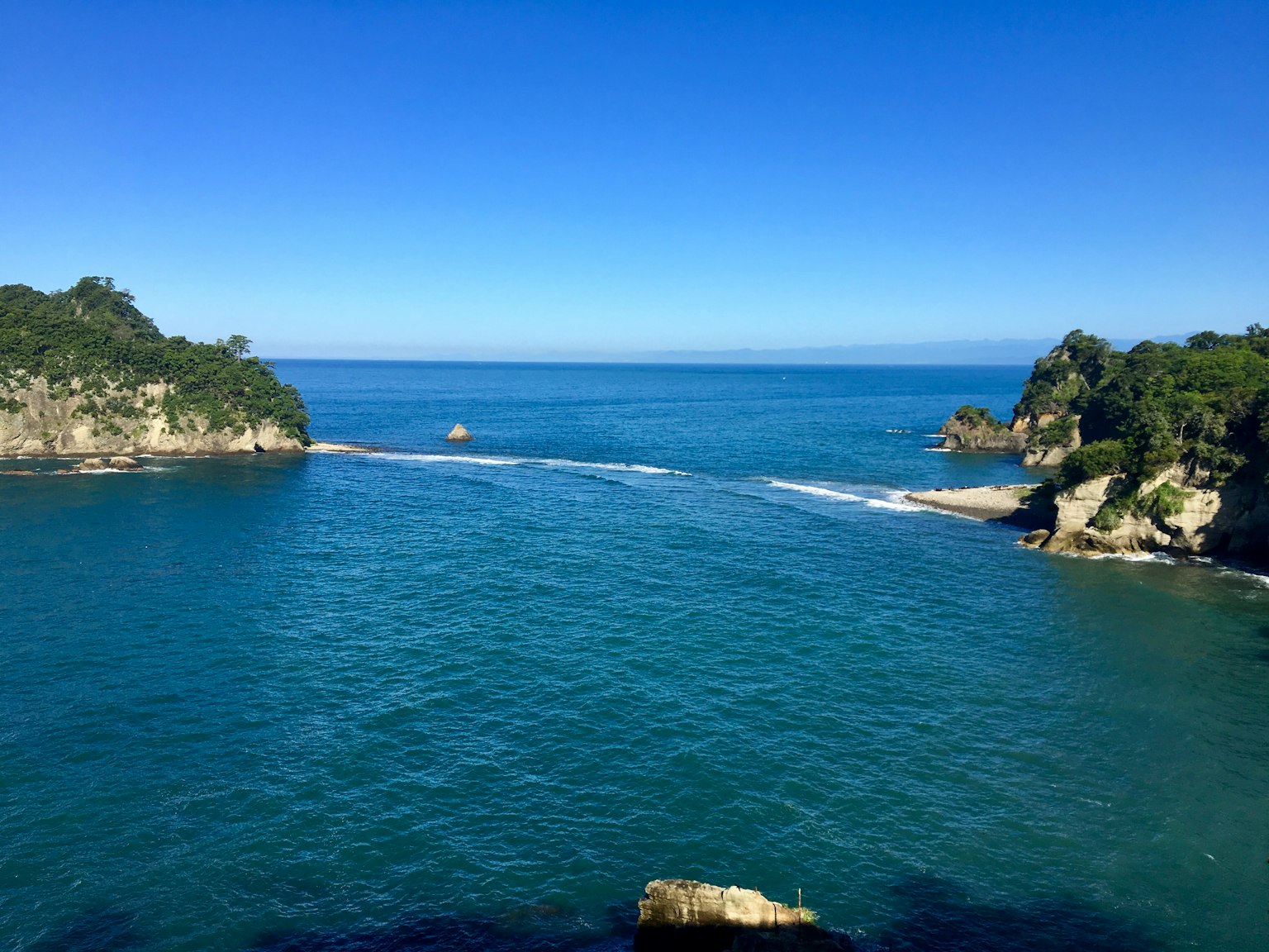 美麗的海岸景觀，藍色的海洋和天空
