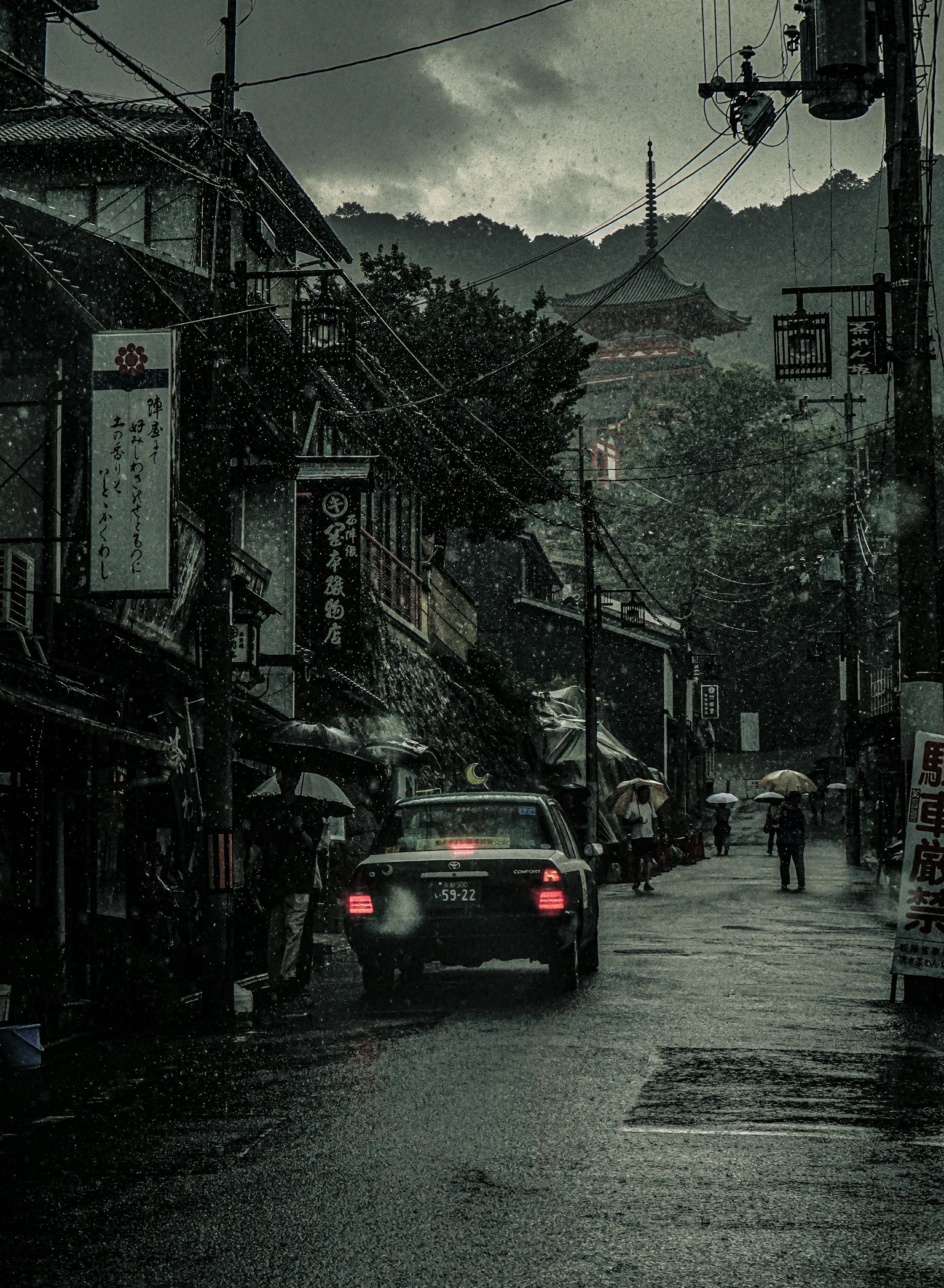 비 오는 어두운 거리와 택시