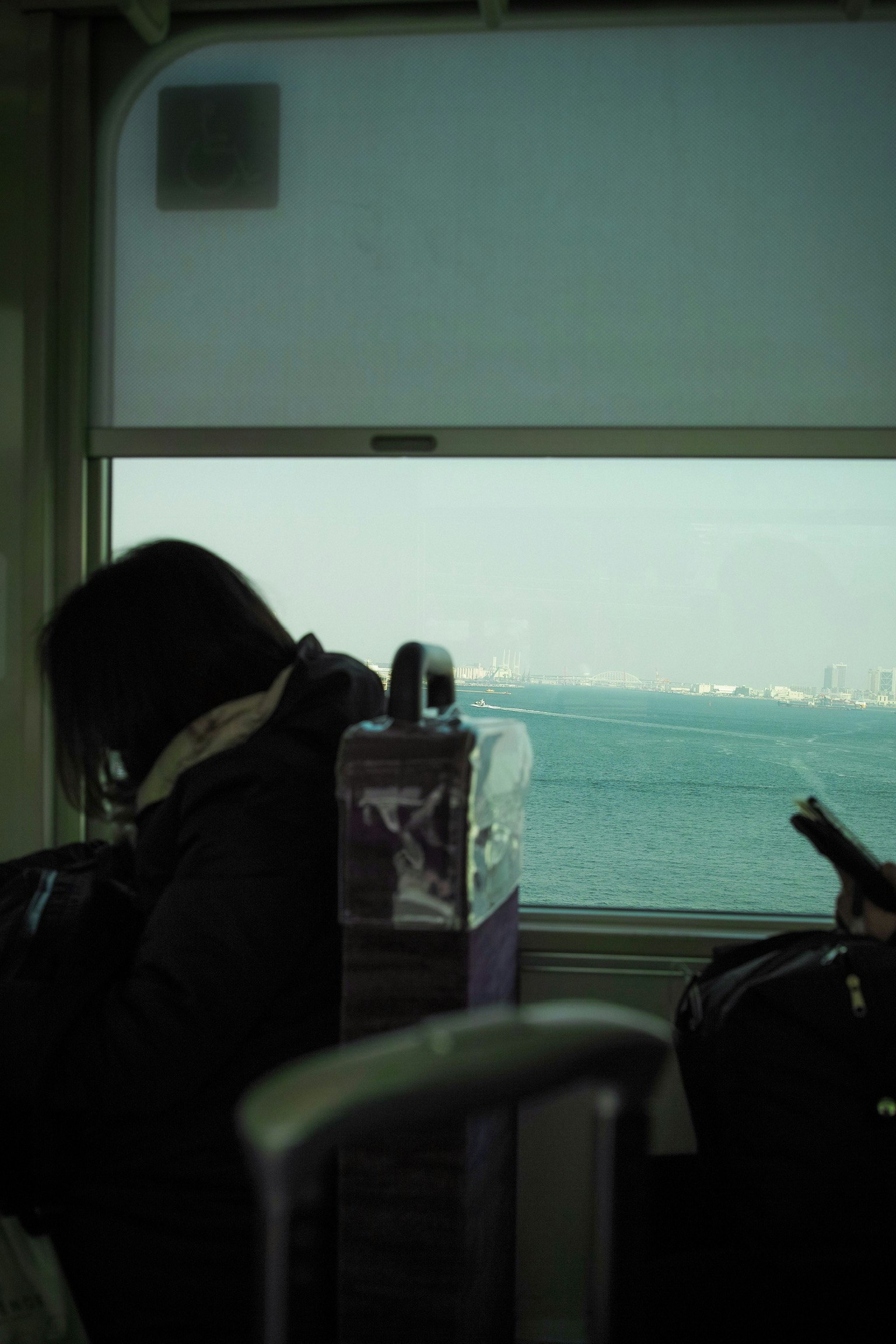 神戸空港の窓から見える海と湾岸の景色
