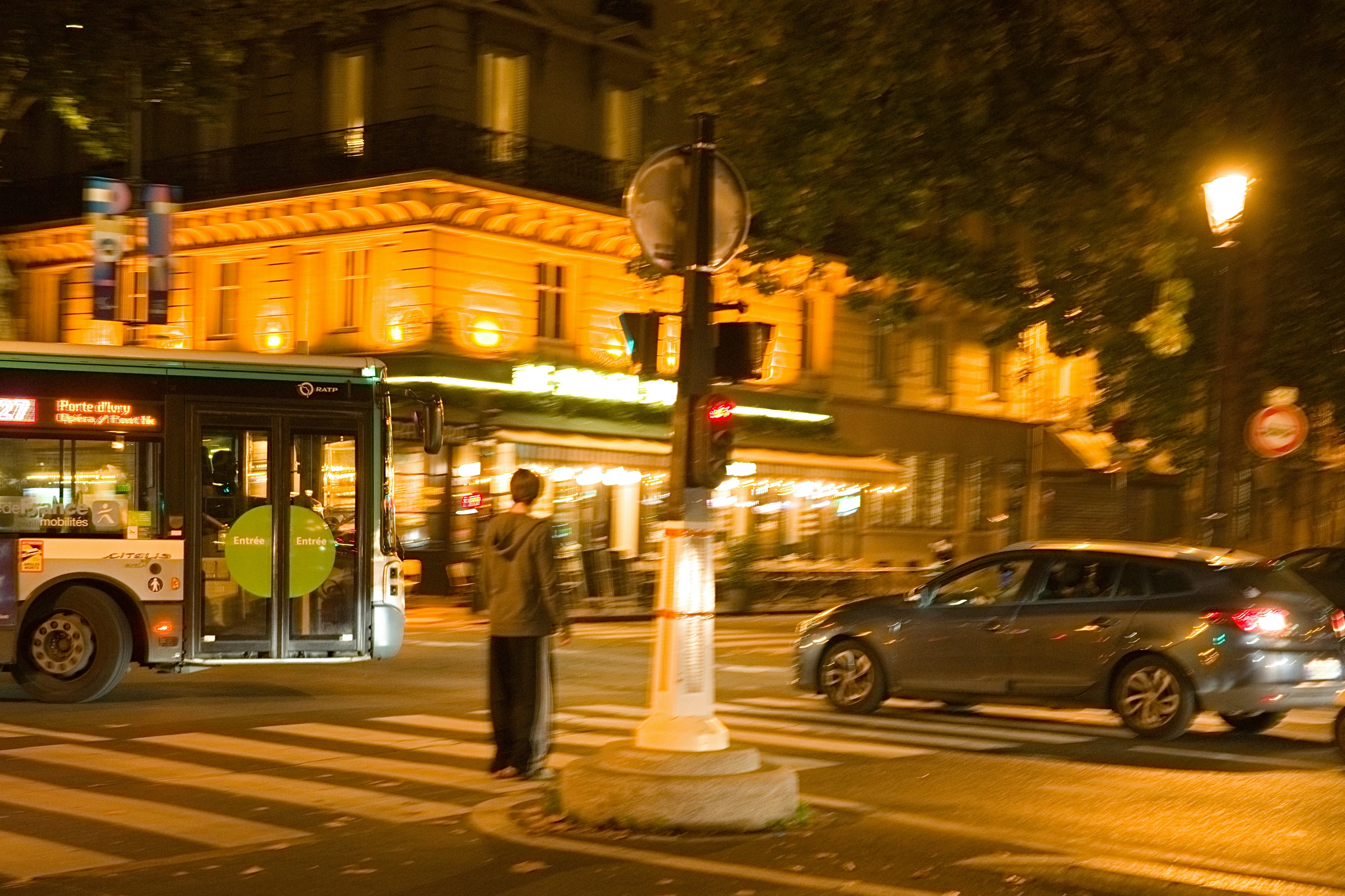 夜晚街頭路口的公車與行駛車輛場景