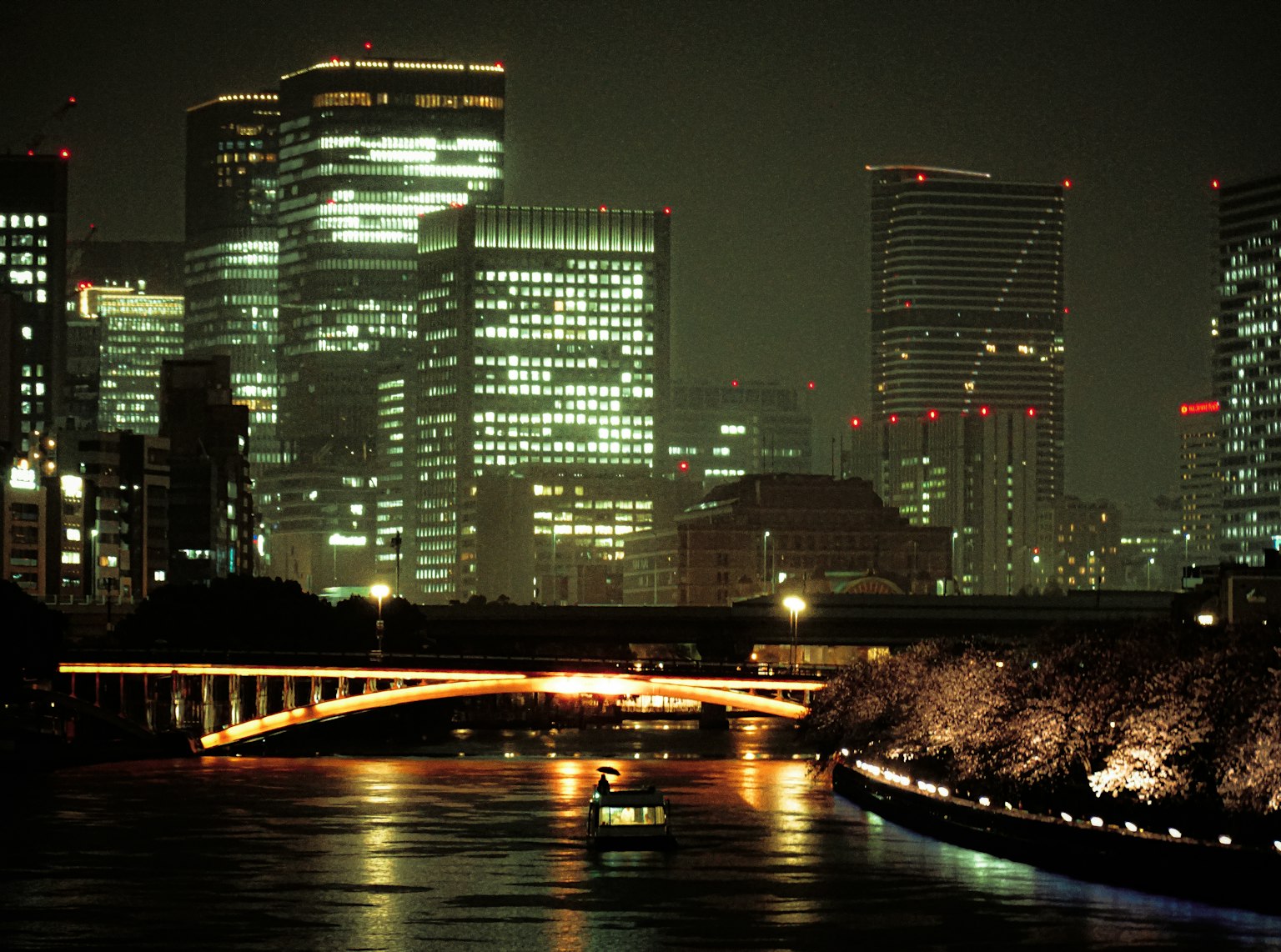 东京摩天大楼和河流的夜景