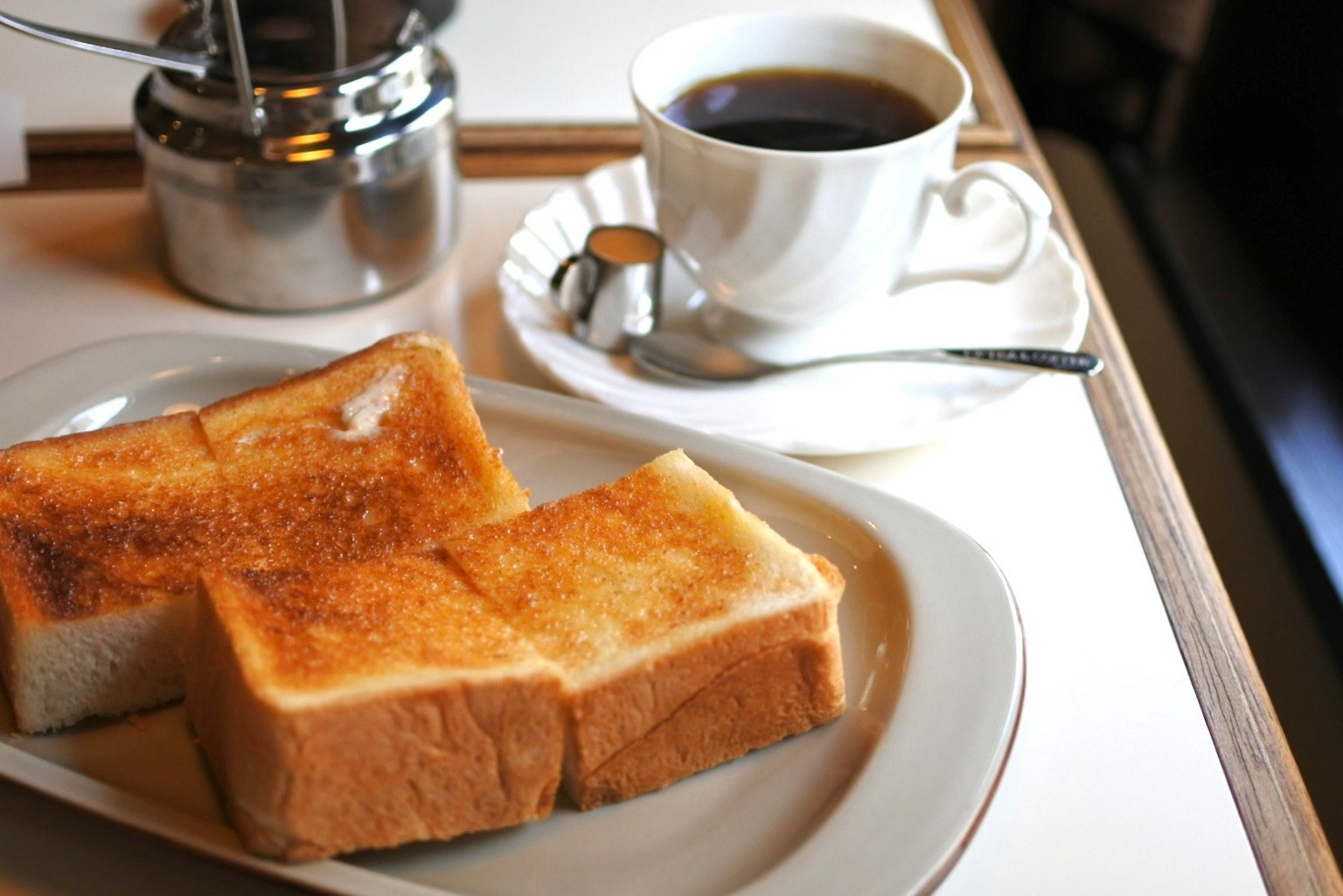 Assiette de petit-déjeuner avec du pain grillé et du café