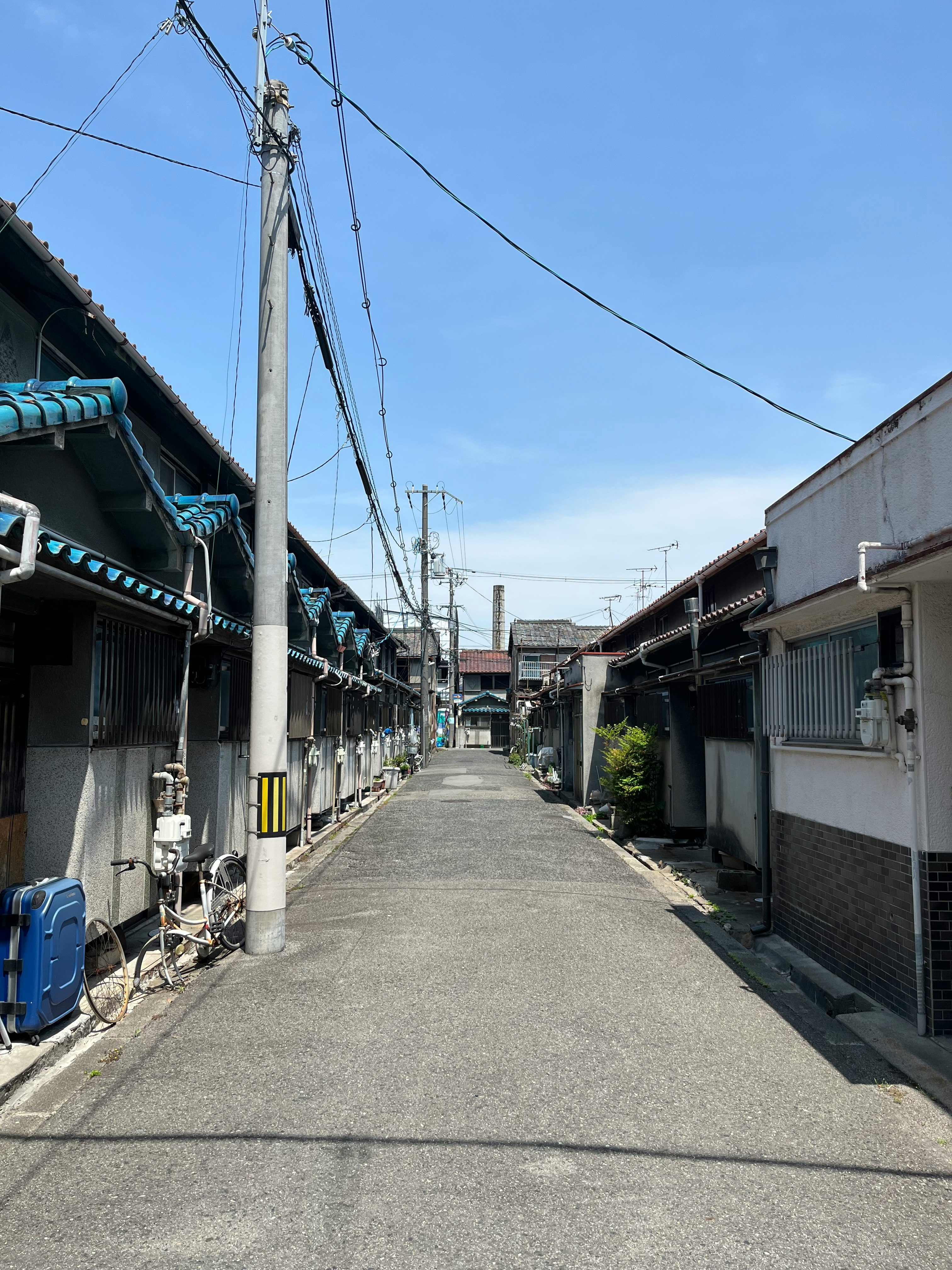 路地に並ぶ古い商店街の軒先と電柱