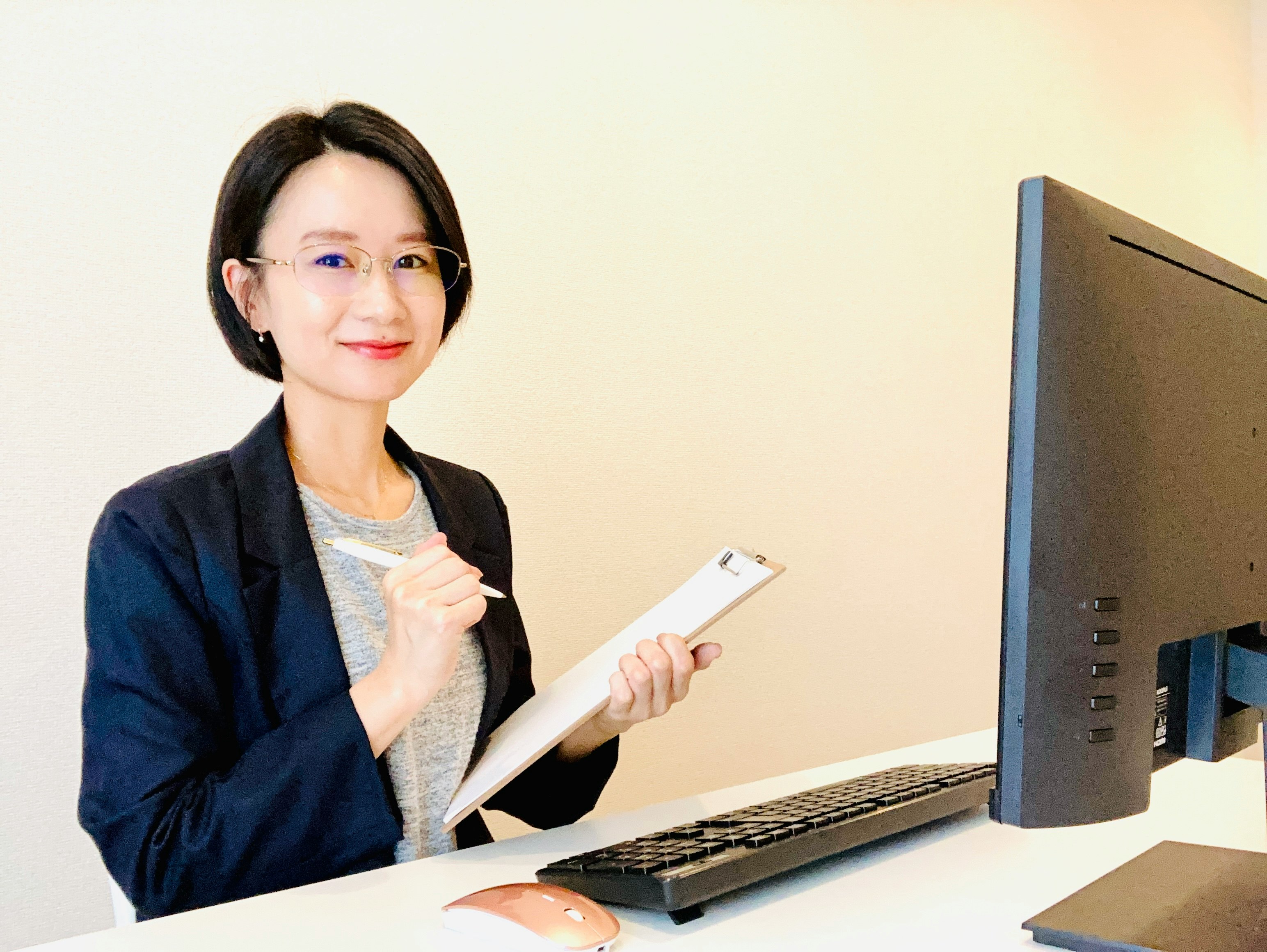 femme tenant des documents près d’un ordinateur