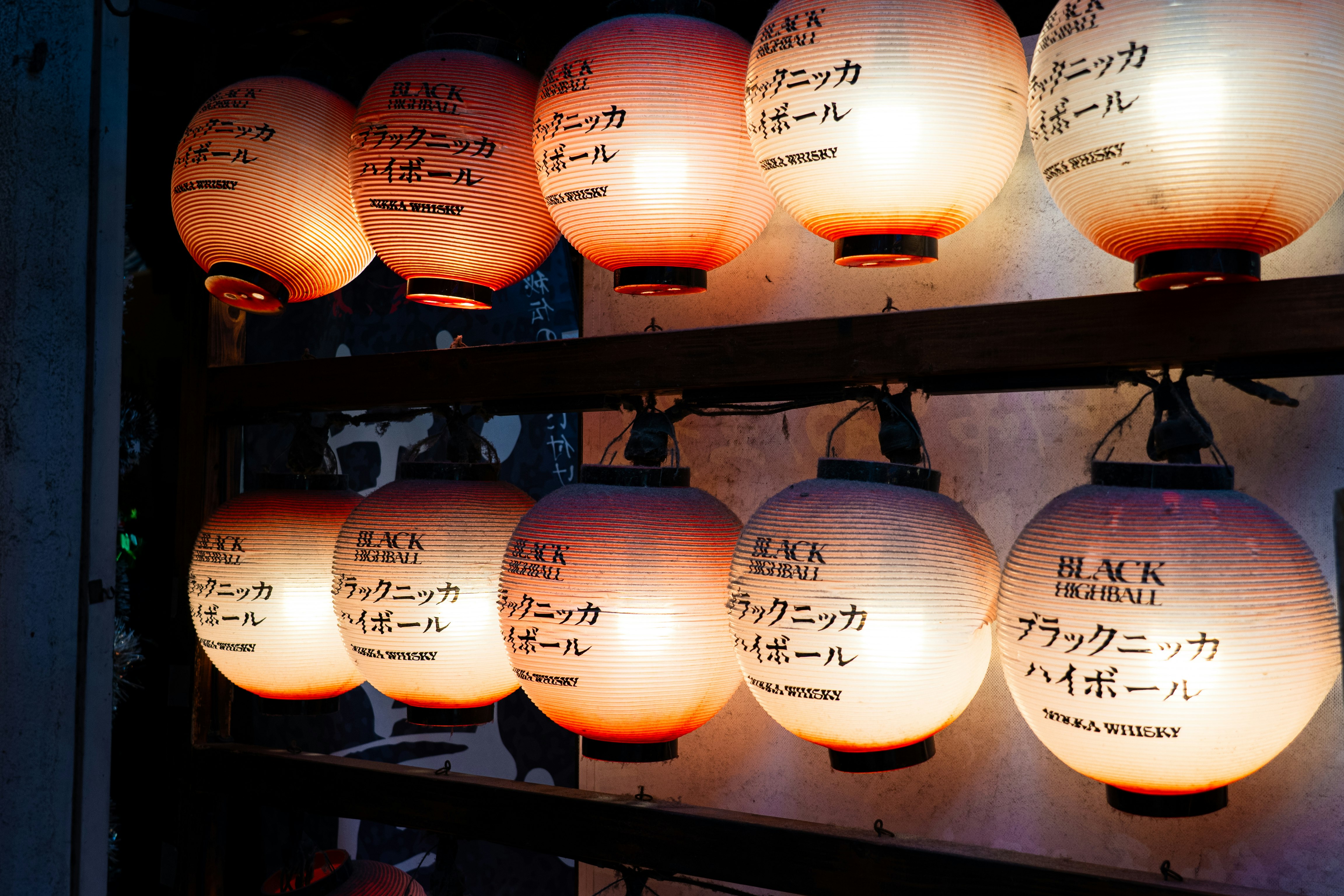 Angolo notturno con file di lanterne a Osaka